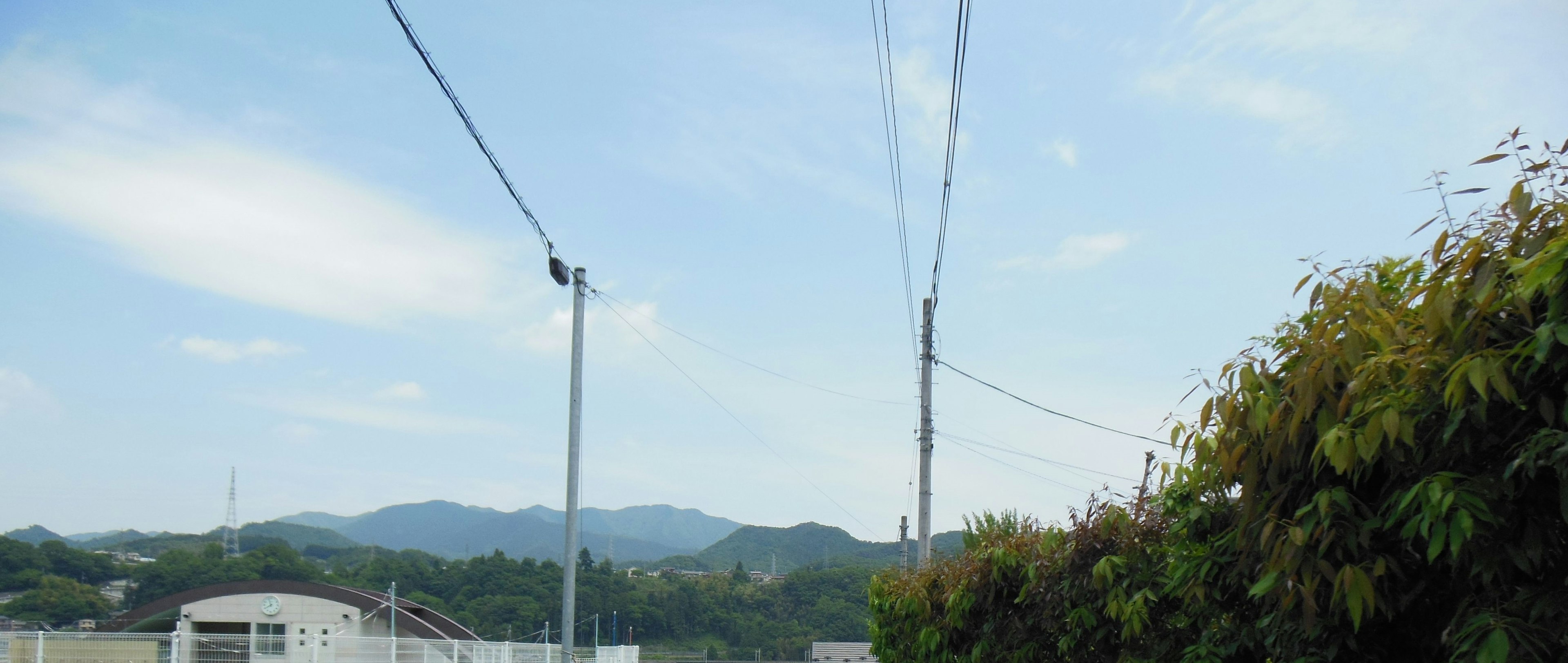 Pemandangan indah dengan langit biru dan gunung dengan saluran listrik