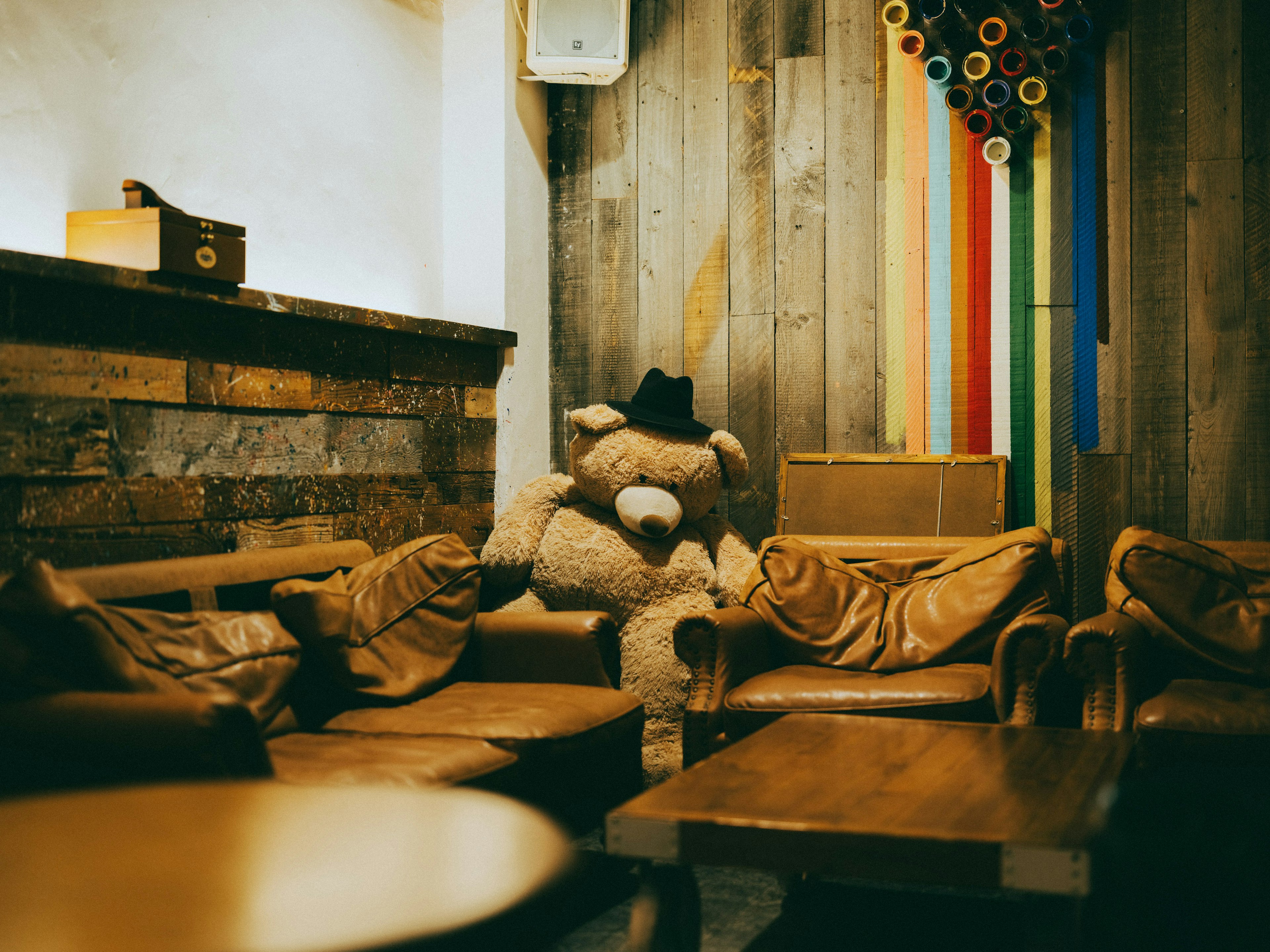 Intérieur de café confortable avec des meubles en bois et des décorations colorées