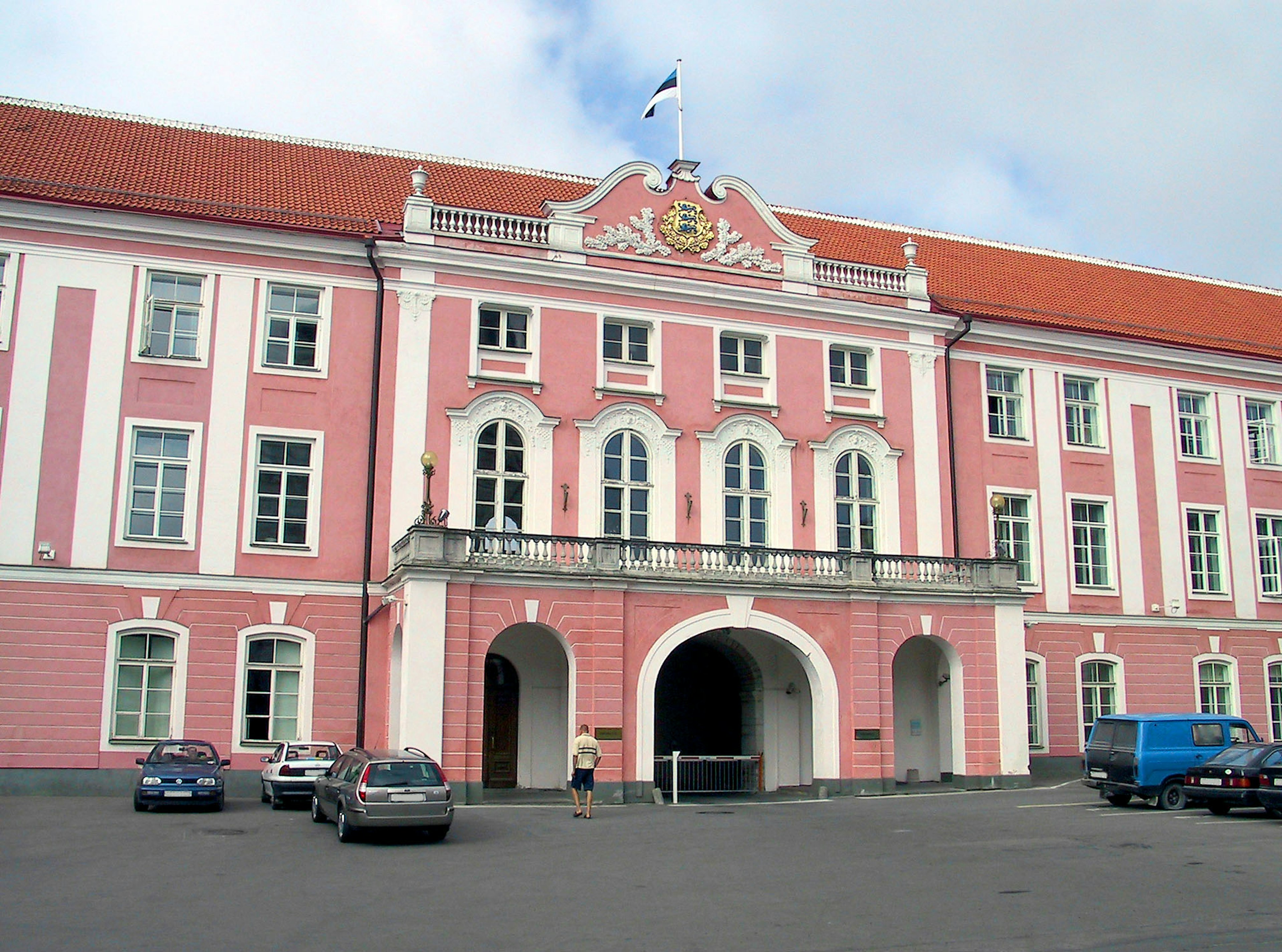 Vordere Fassade eines historischen Gebäudes mit rosa Außenwand