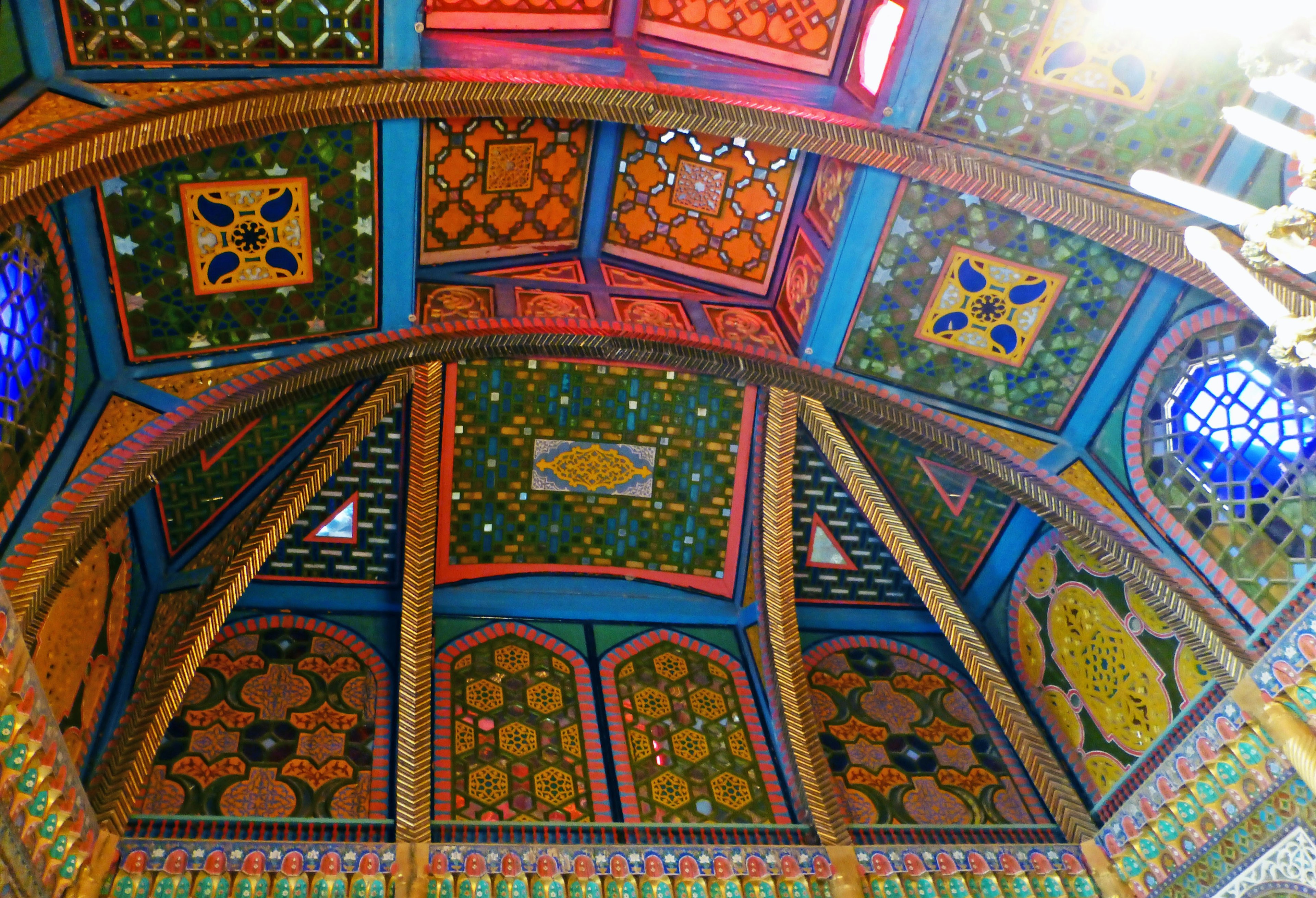 Plafond décoratif vibrant avec divers motifs et designs en structure en arc