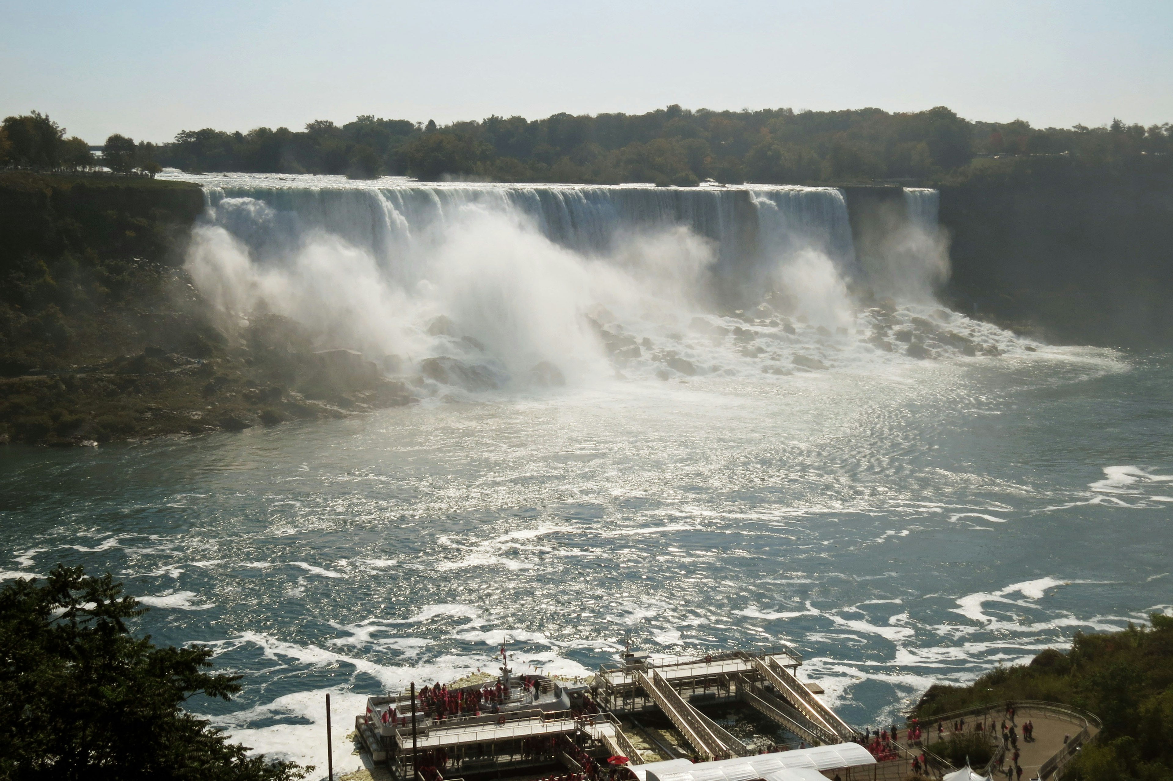 Pemandangan menakjubkan Air Terjun Niagara dengan kabut dan pantulan sinar matahari