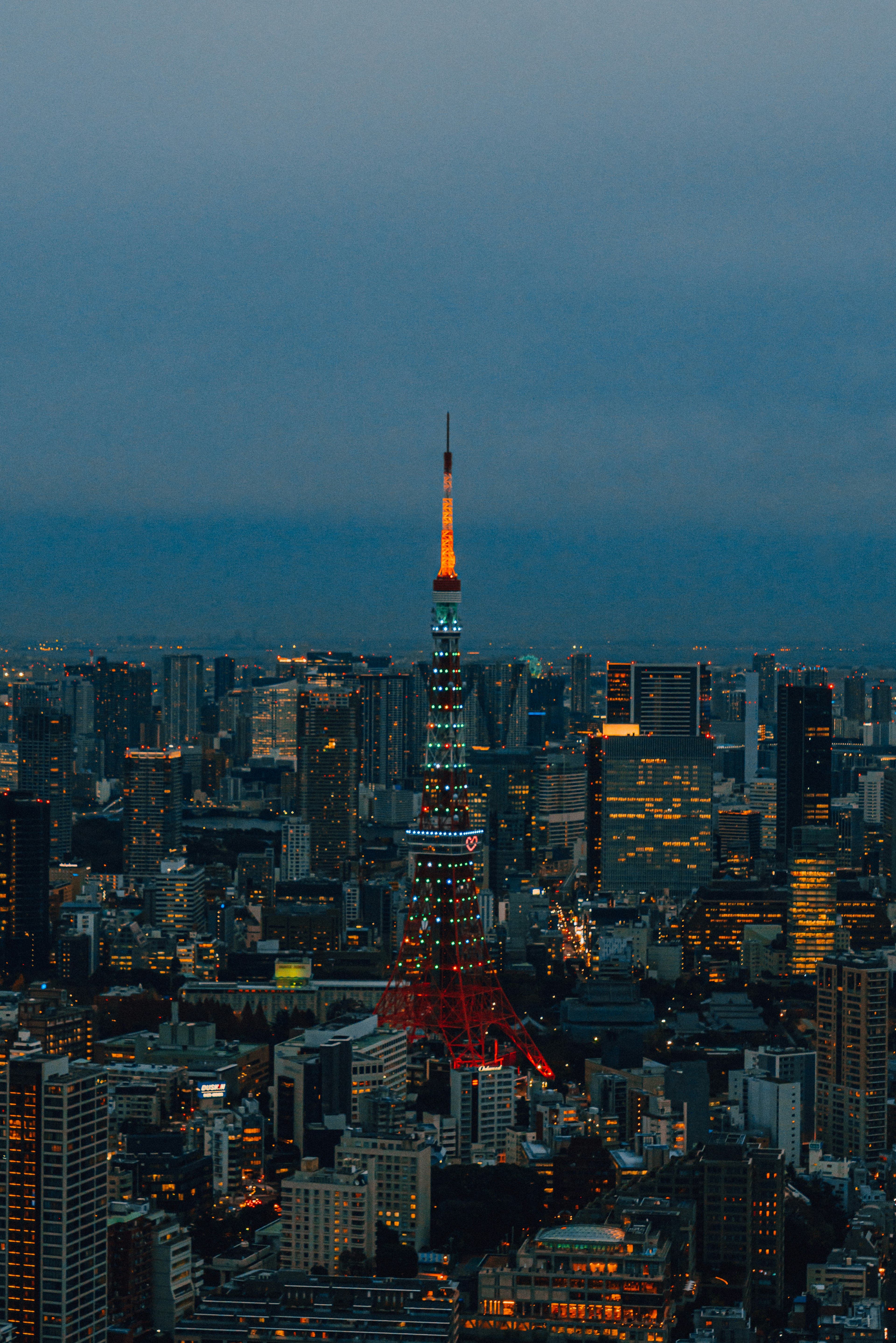 Menara Tokyo yang diterangi dalam pemandangan kota malam