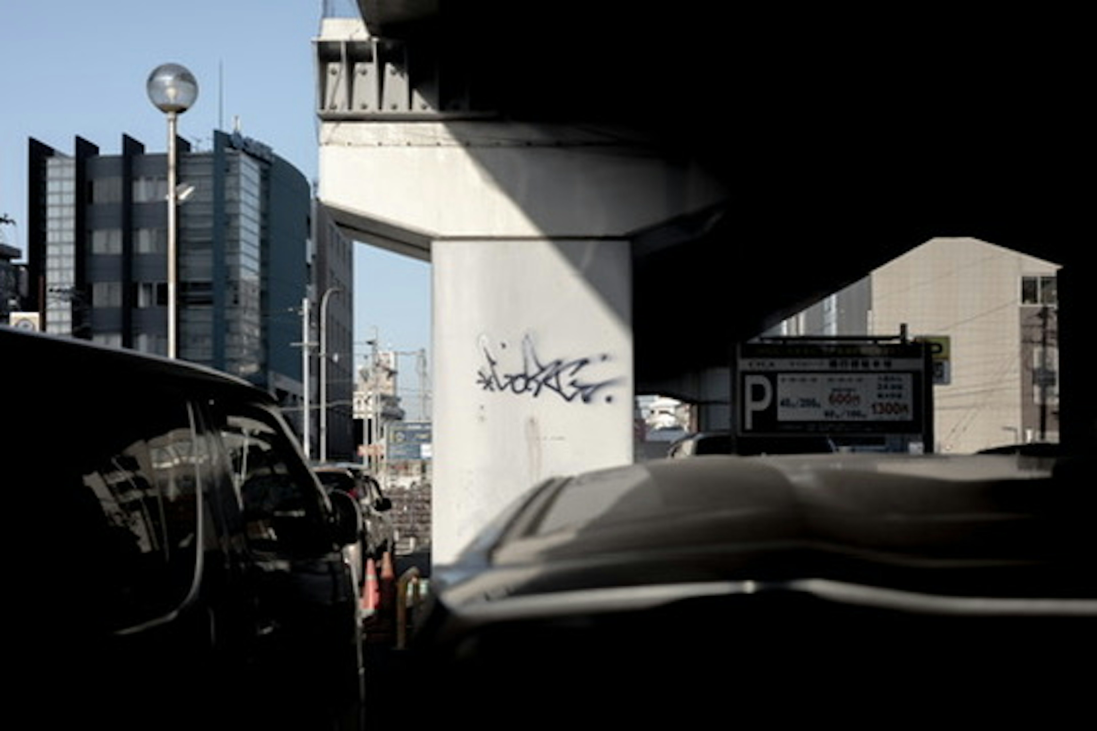 Paisaje urbano con graffiti y siluetas de vehículos