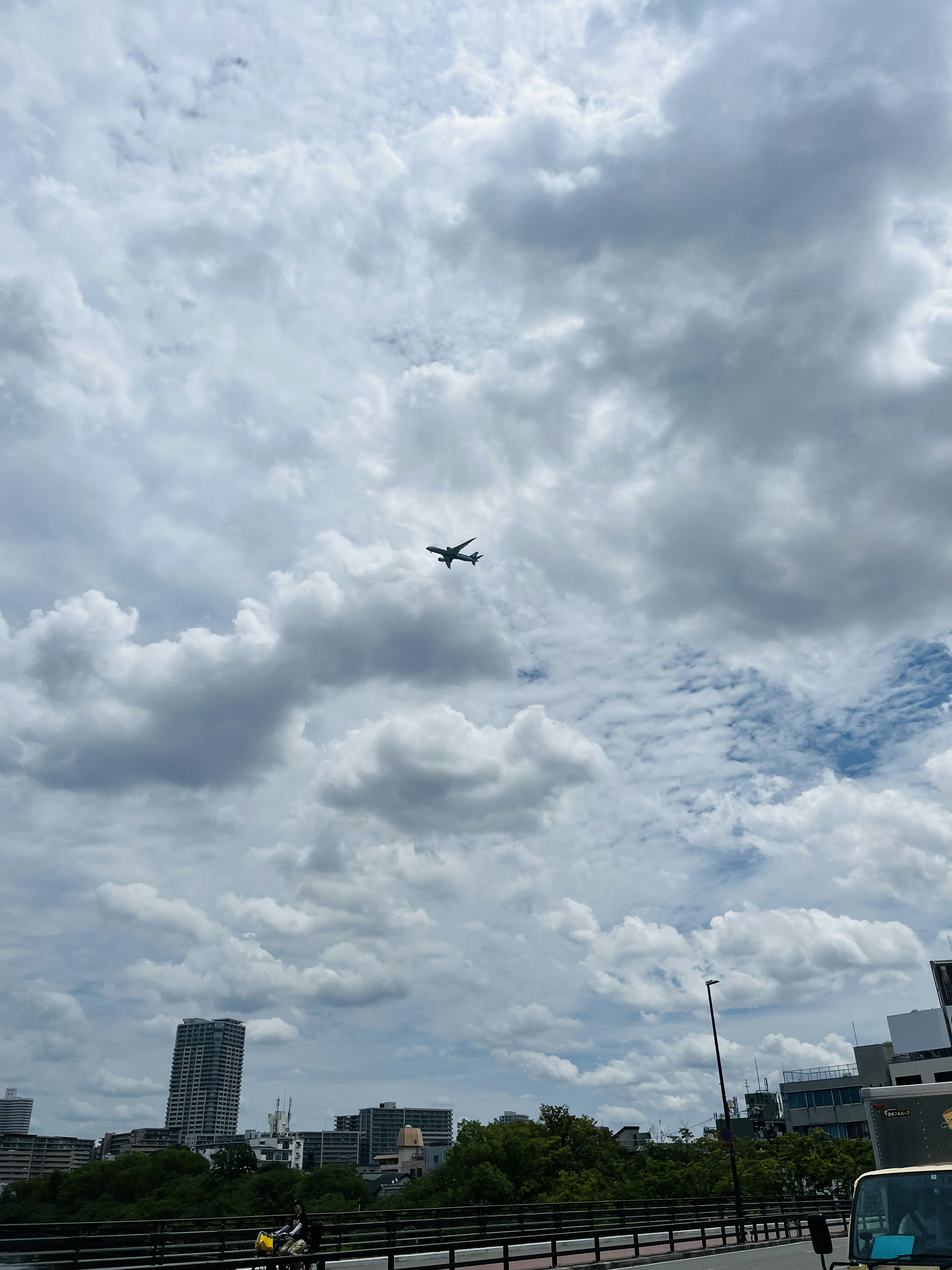 青空に浮かぶドローンと雲のある風景