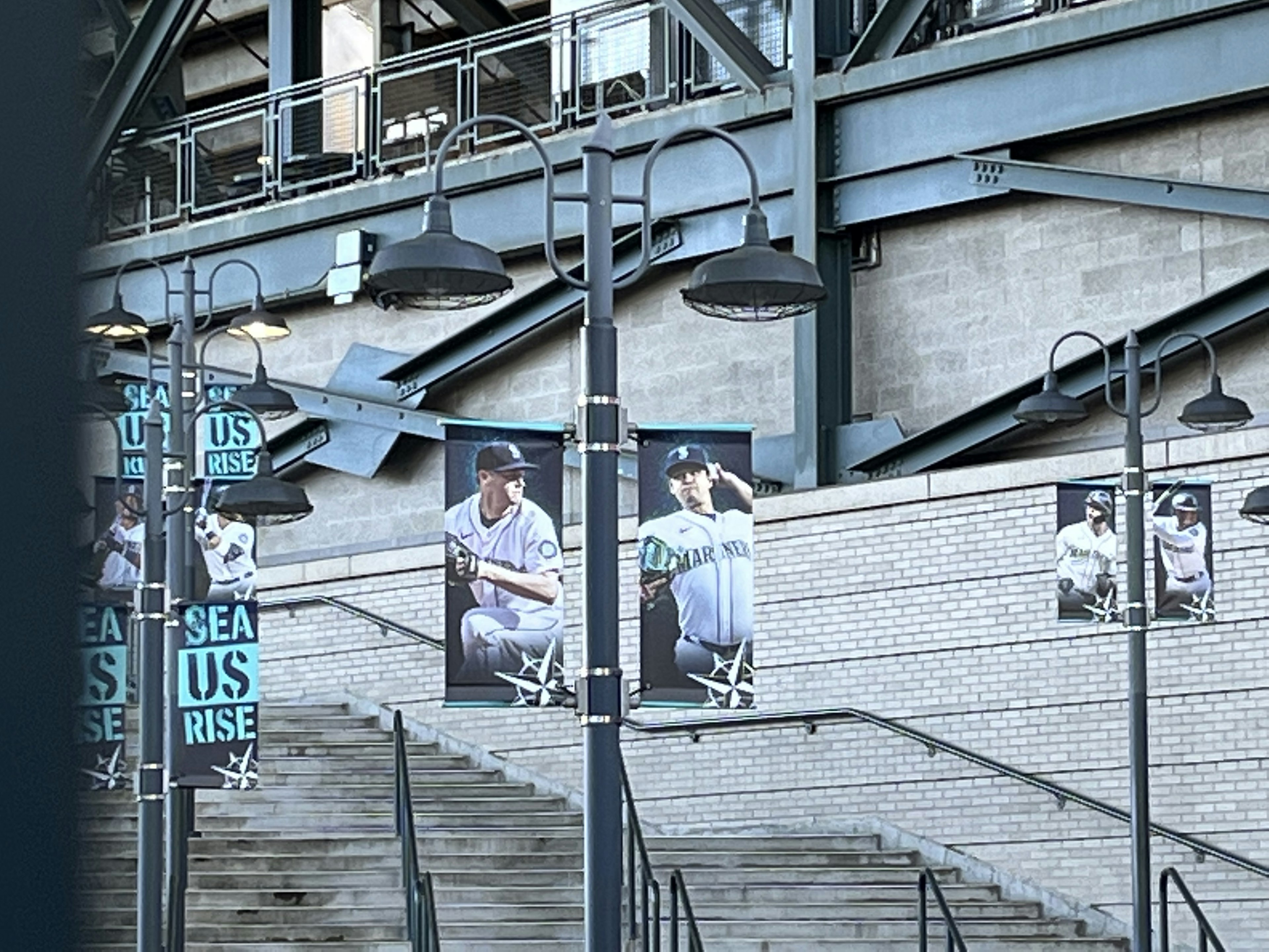 Affiches de joueurs de baseball sur les escaliers du stade avec un éclairage industriel