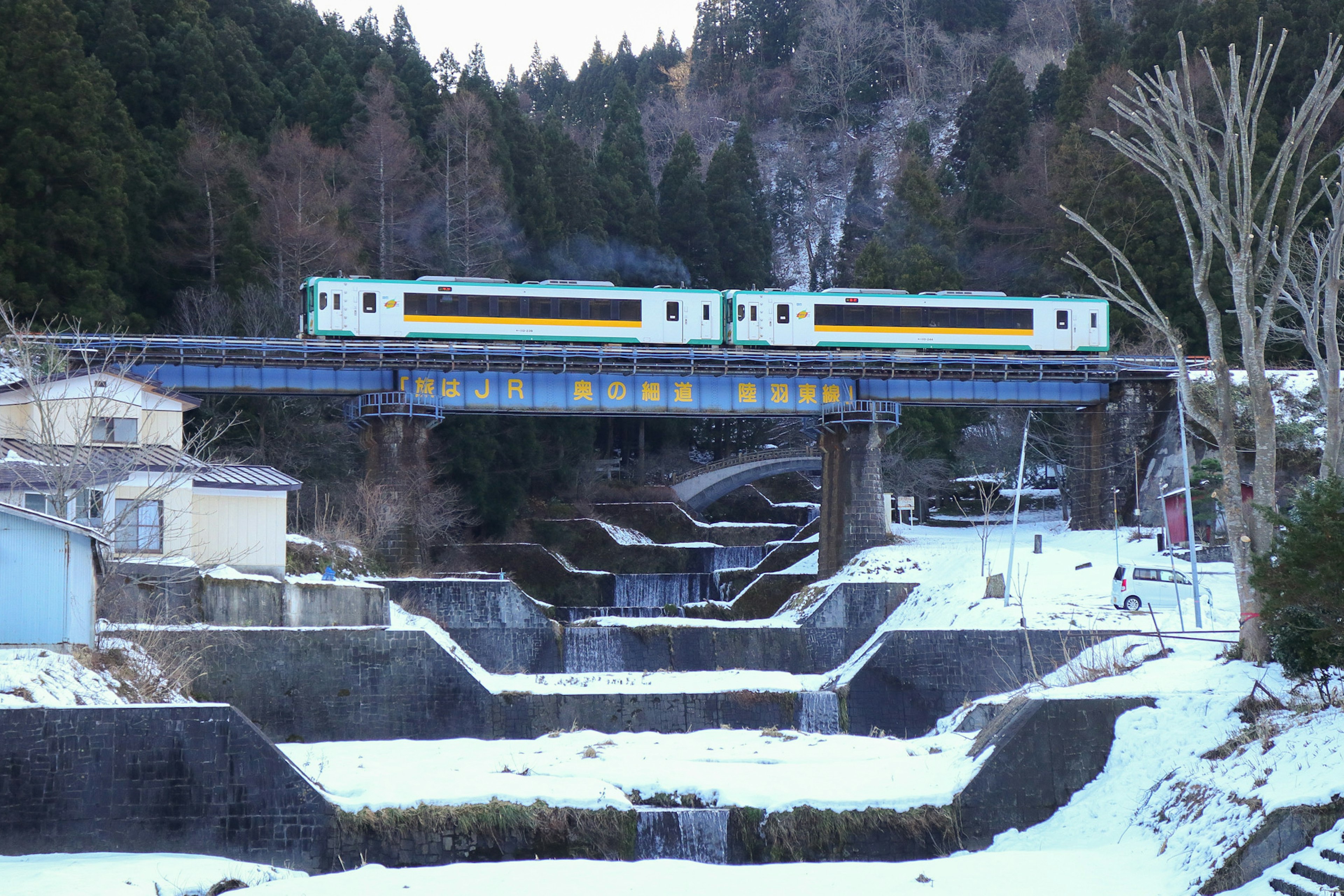 列車穿越冬季雪景中的橋樑