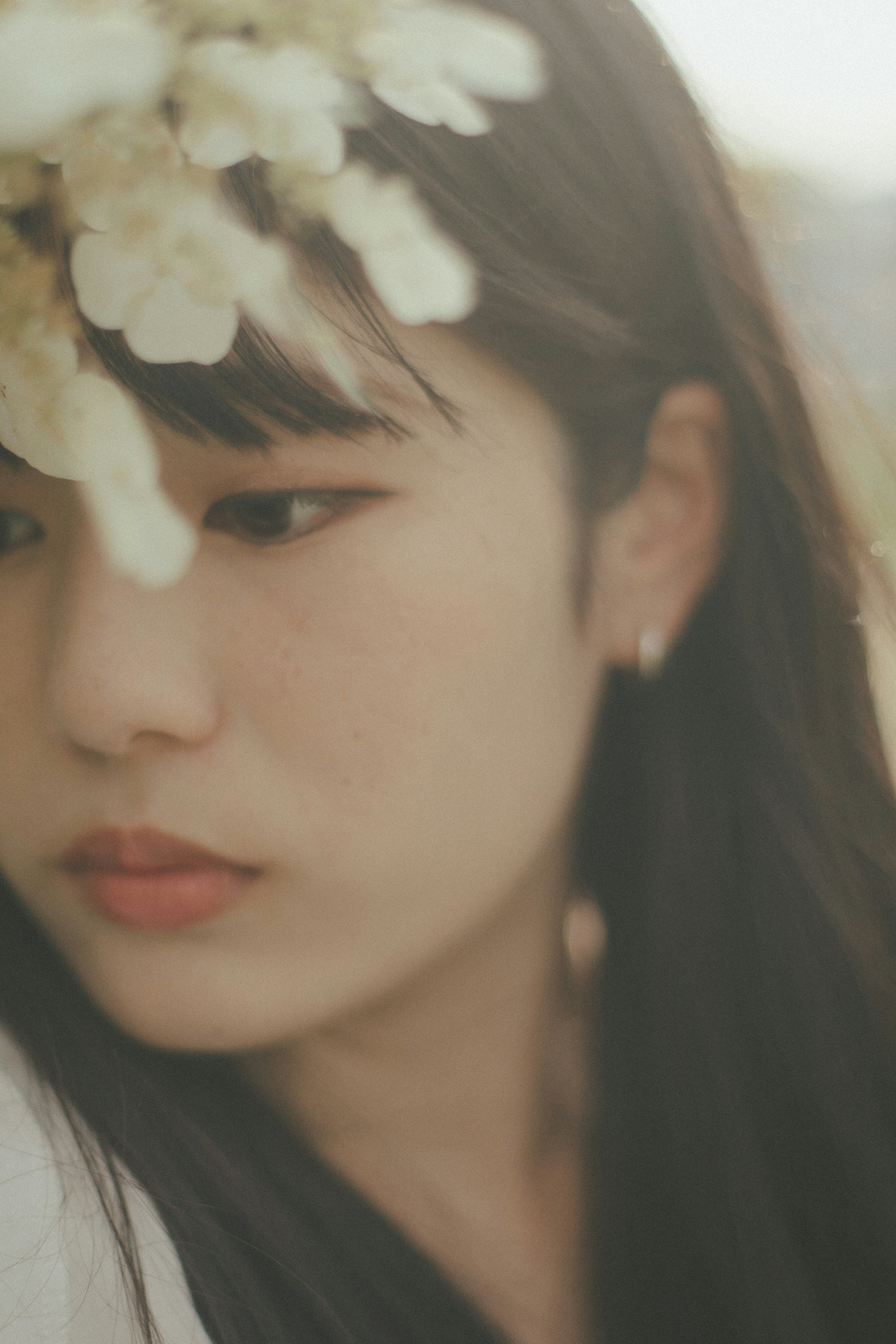 Profil d'une femme portant une couronne de fleurs