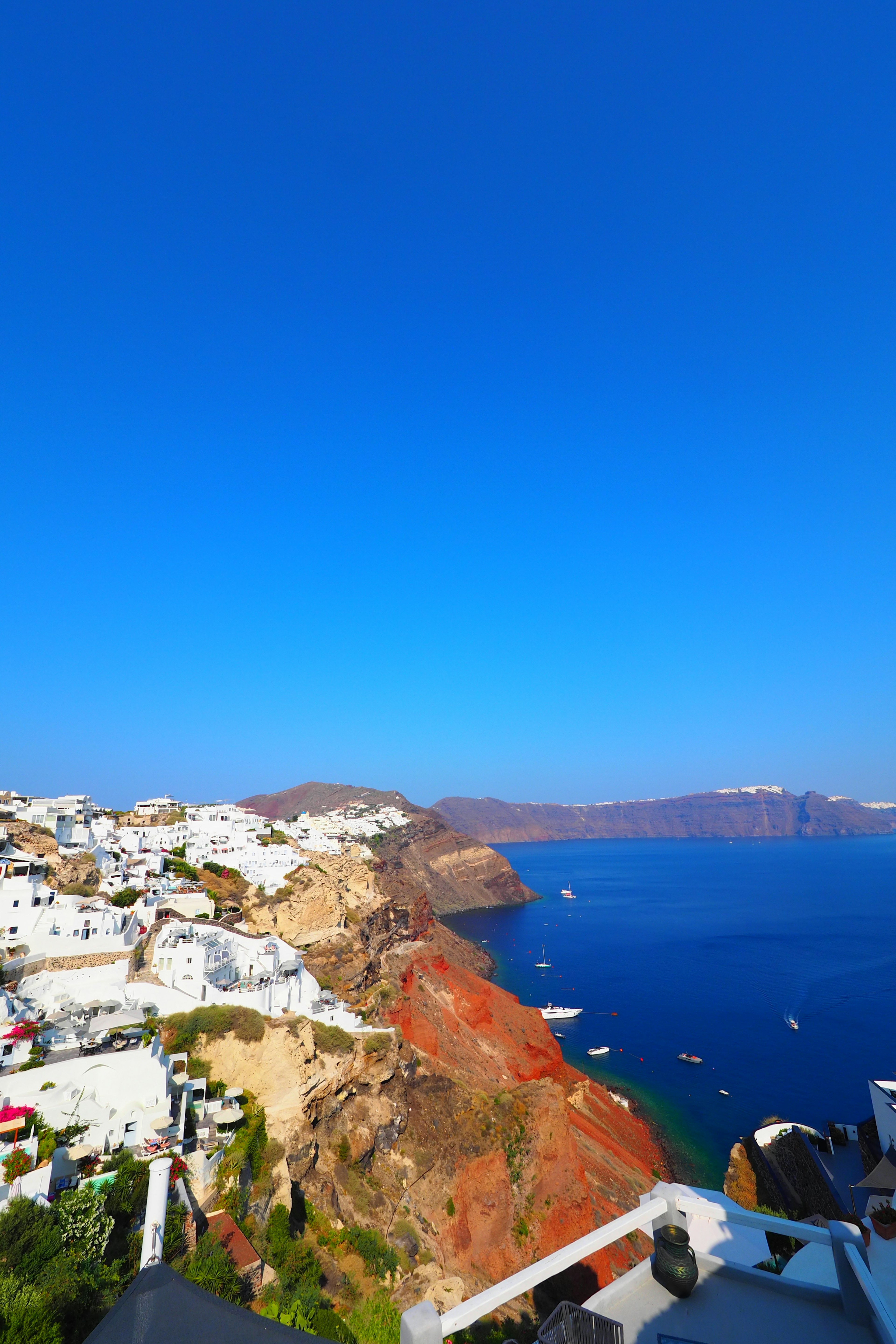 Vista panorámica de la costa de Santorini con cielo azul claro