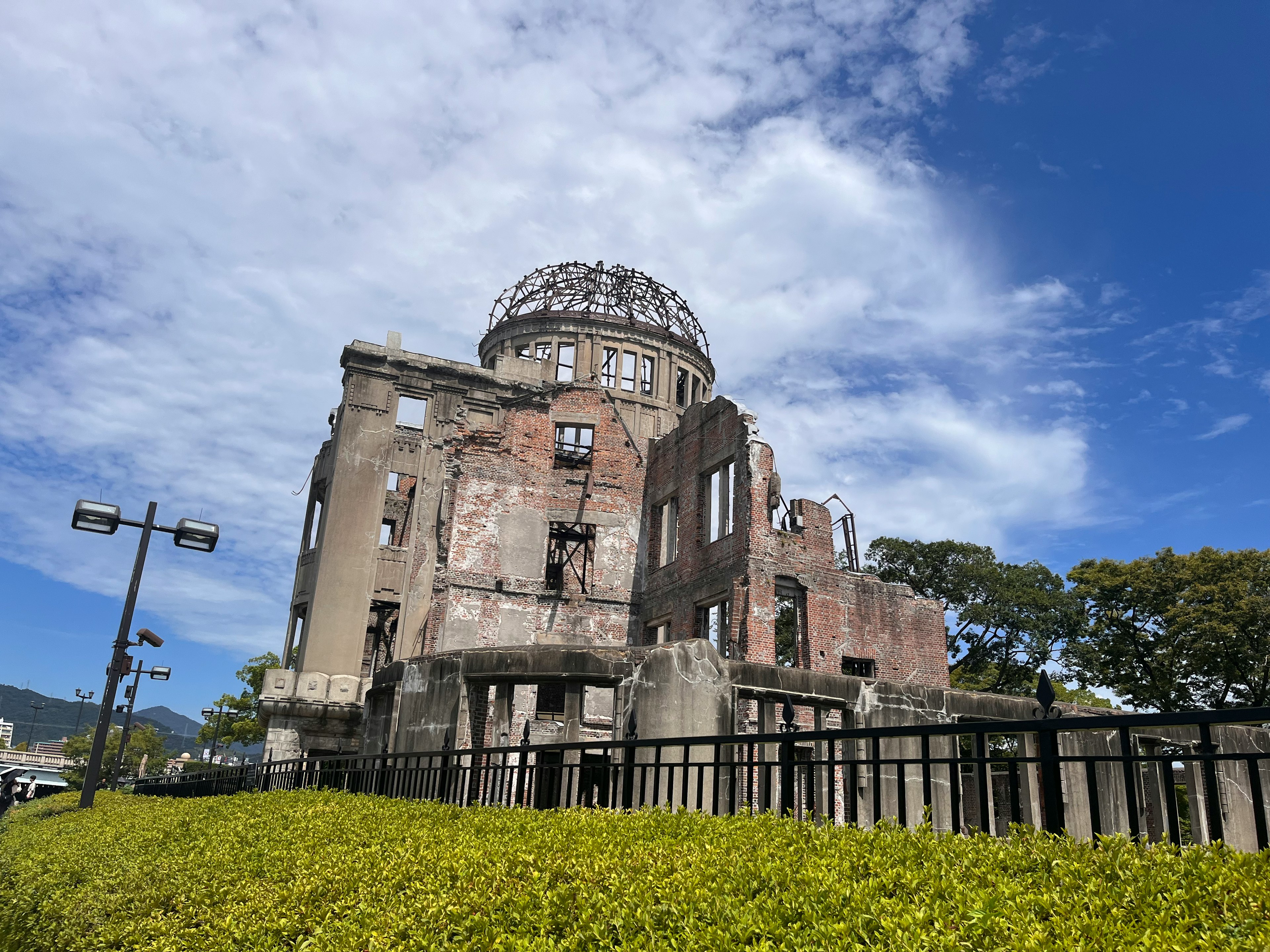 Atombombenkuppel von Hiroshima mit blauem Himmel im Hintergrund