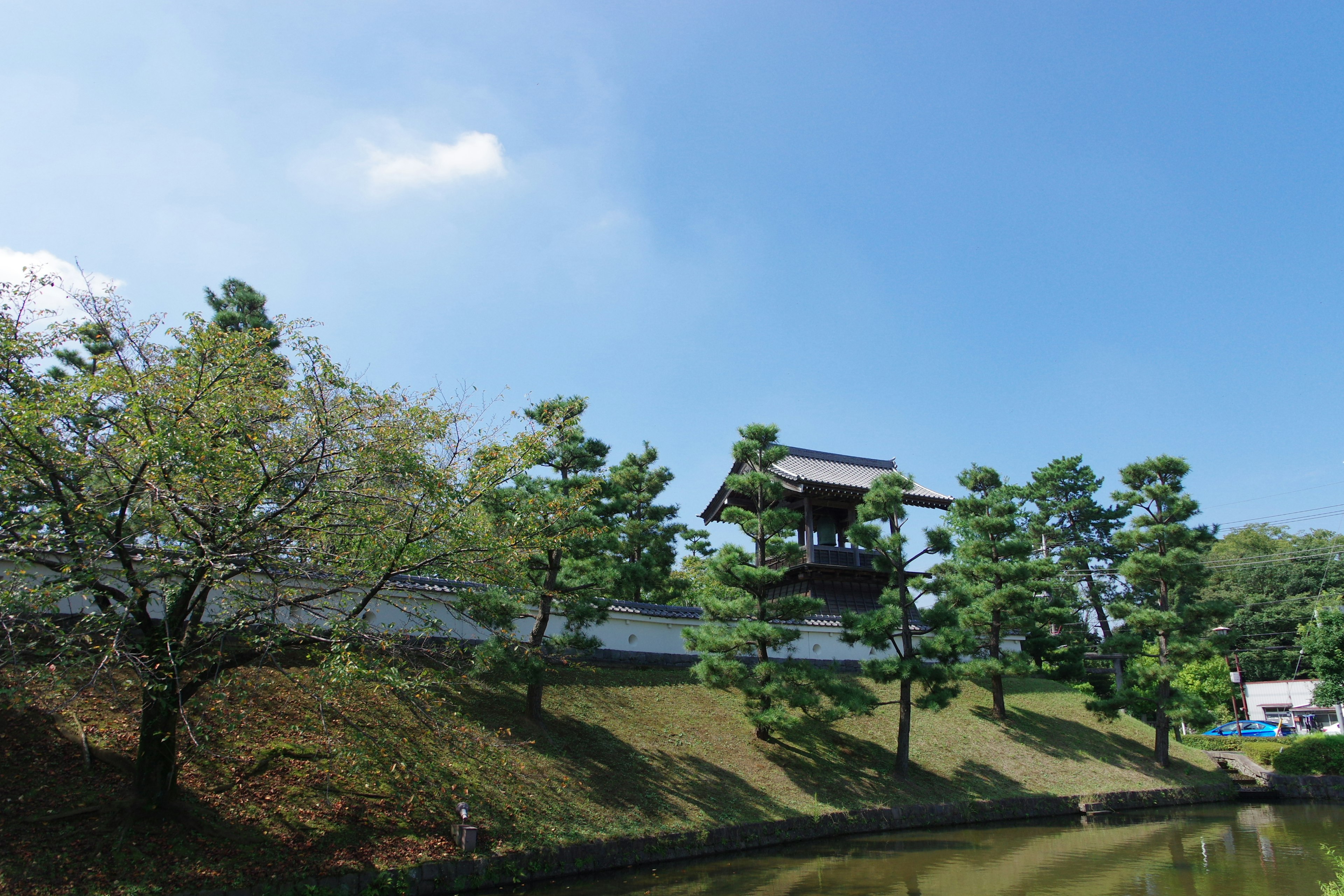 Schönes japanisches Schloss unter einem blauen Himmel umgeben von Bäumen