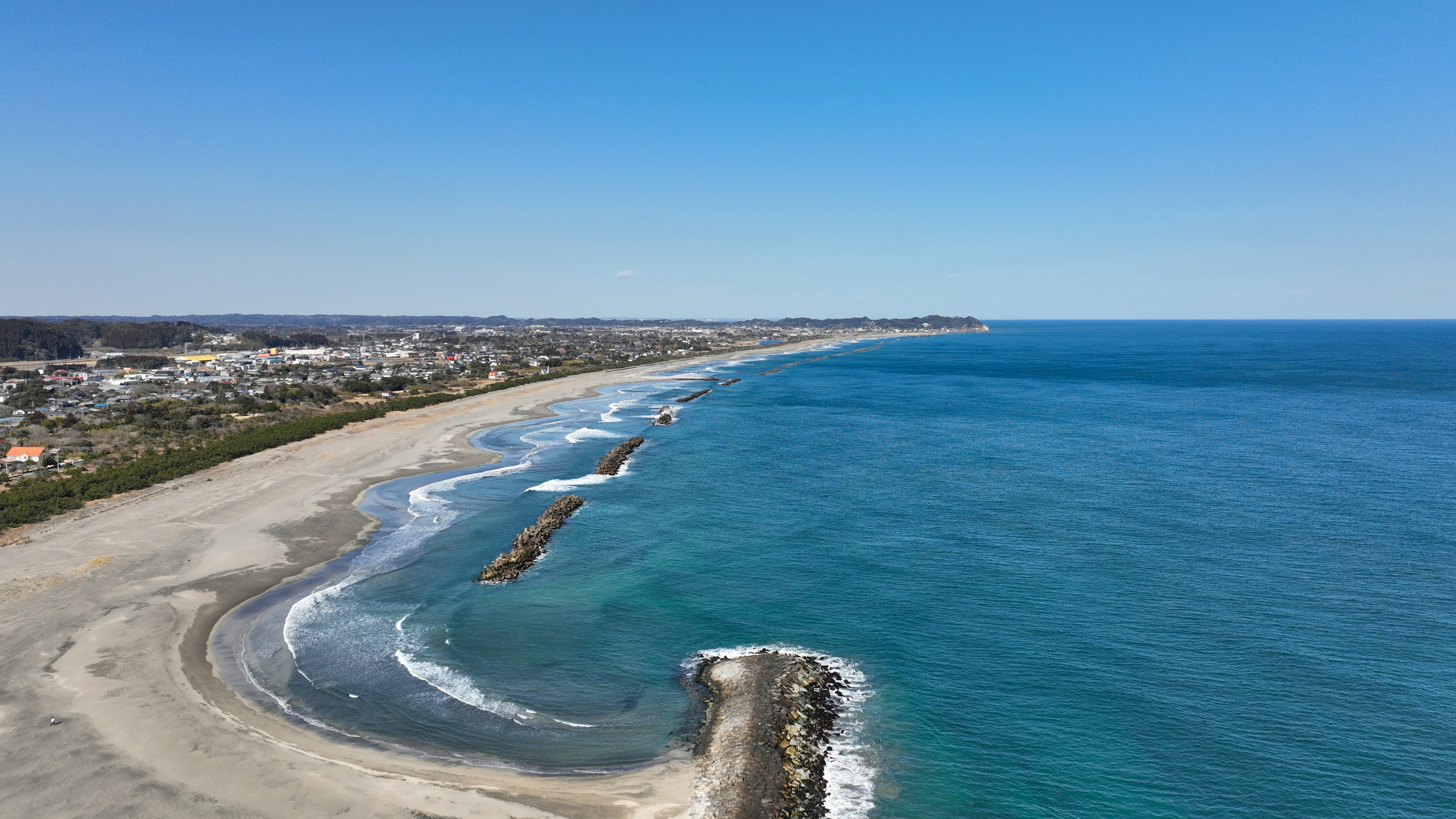 Pemandangan pantai yang indah dengan laut biru