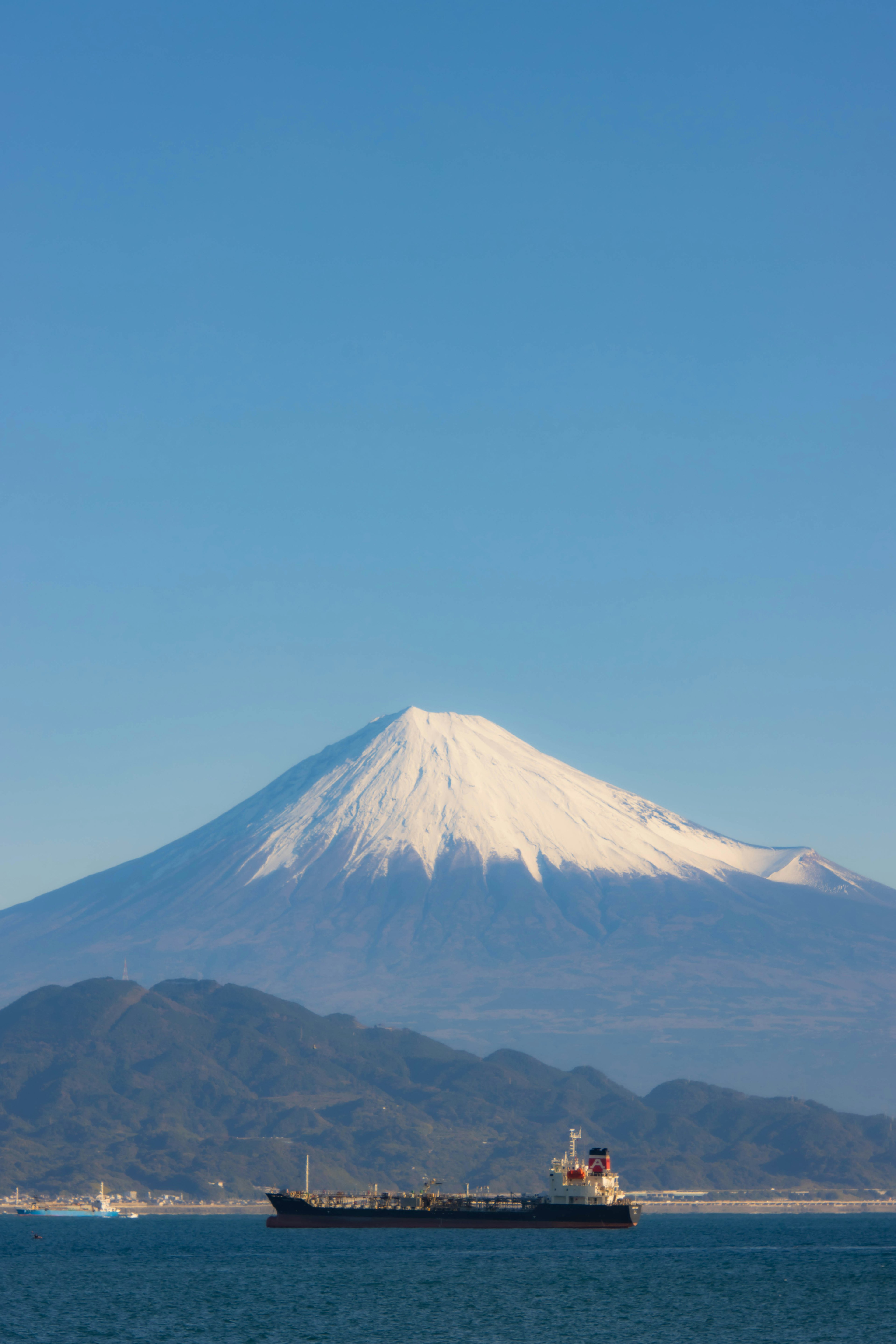 富士山と海に浮かぶ船の風景