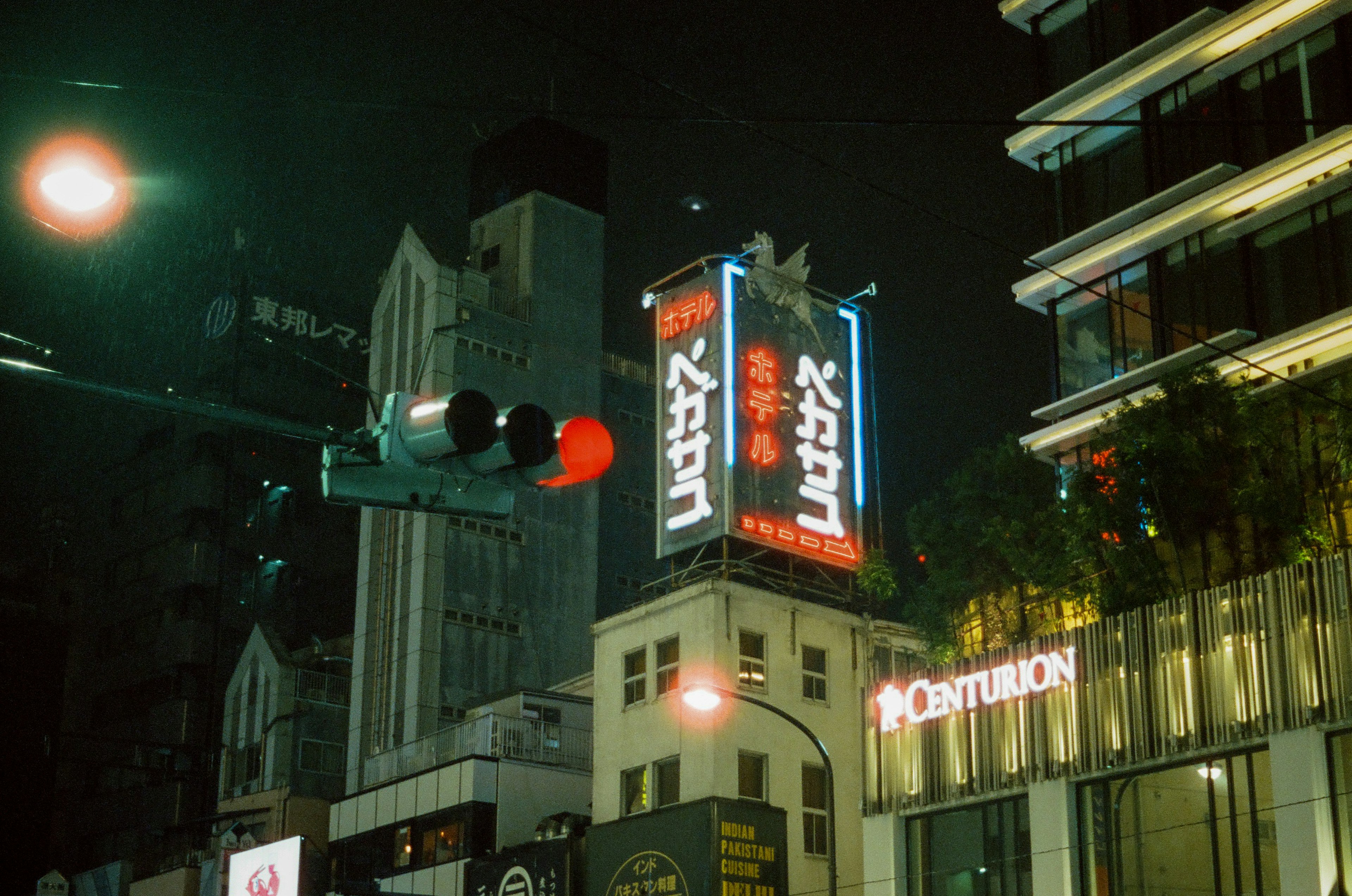 夜间城市景观，亮眼的霓虹灯和交通信号灯