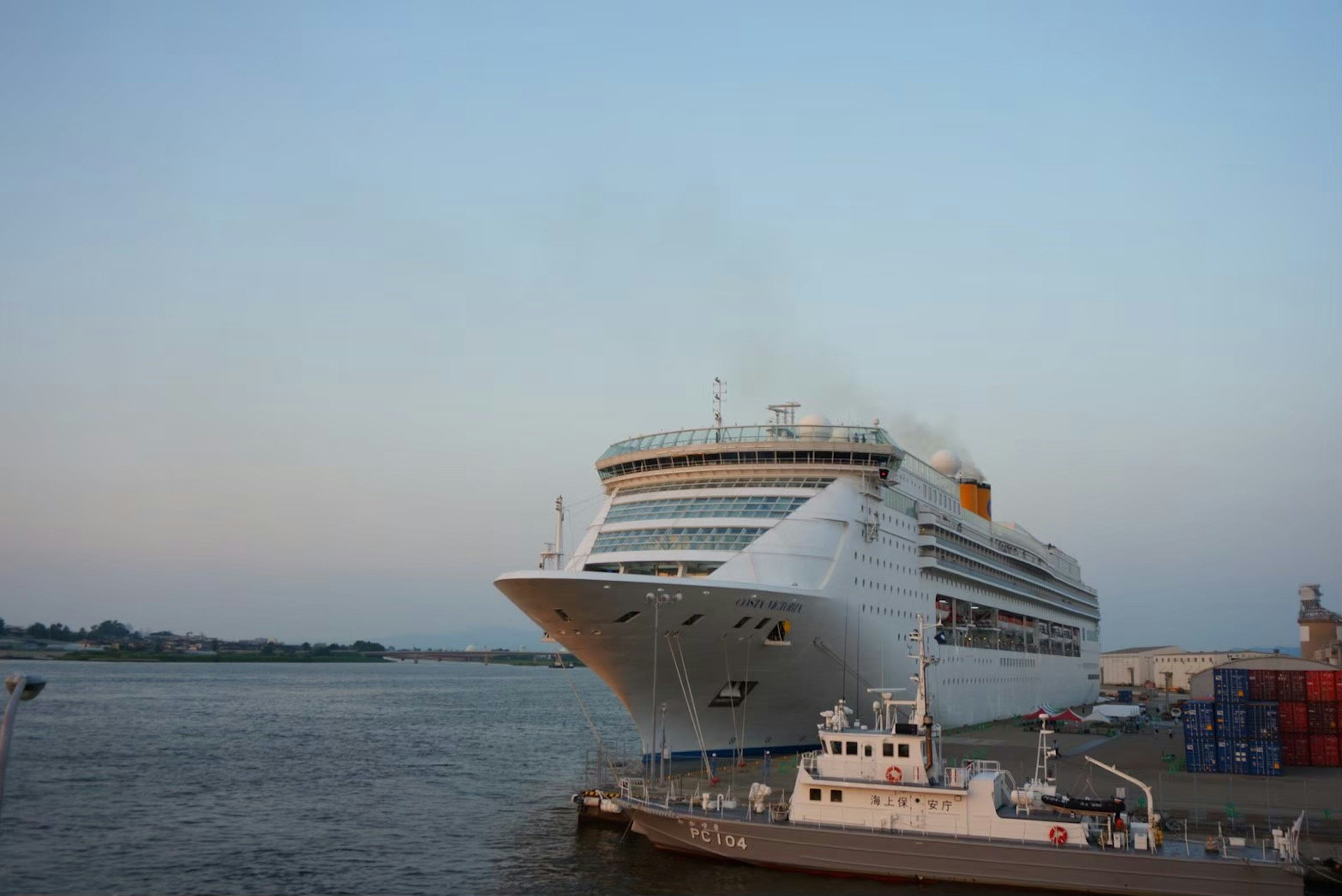 Großes Kreuzfahrtschiff im Hafen