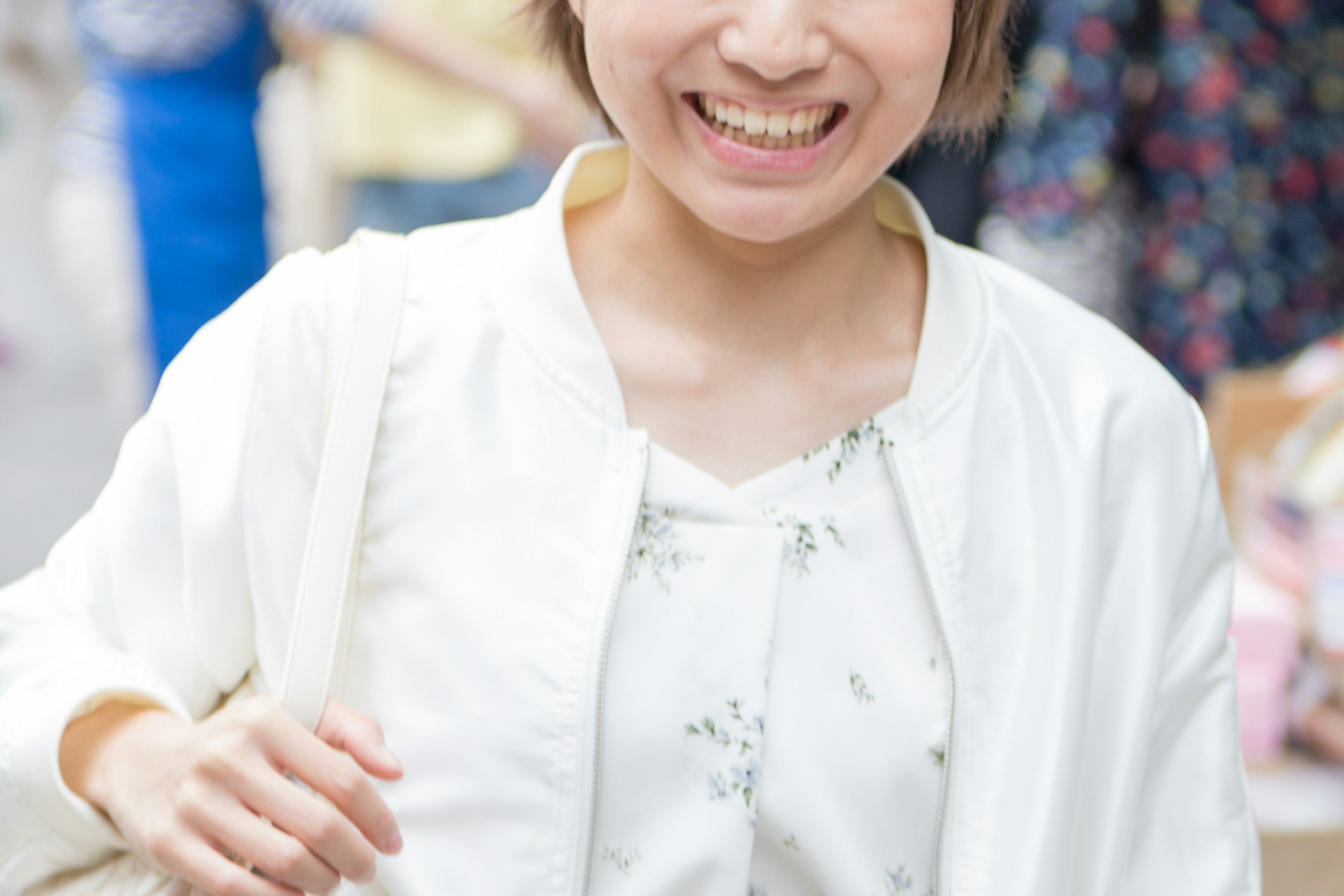 Mujer sonriente caminando por la calle