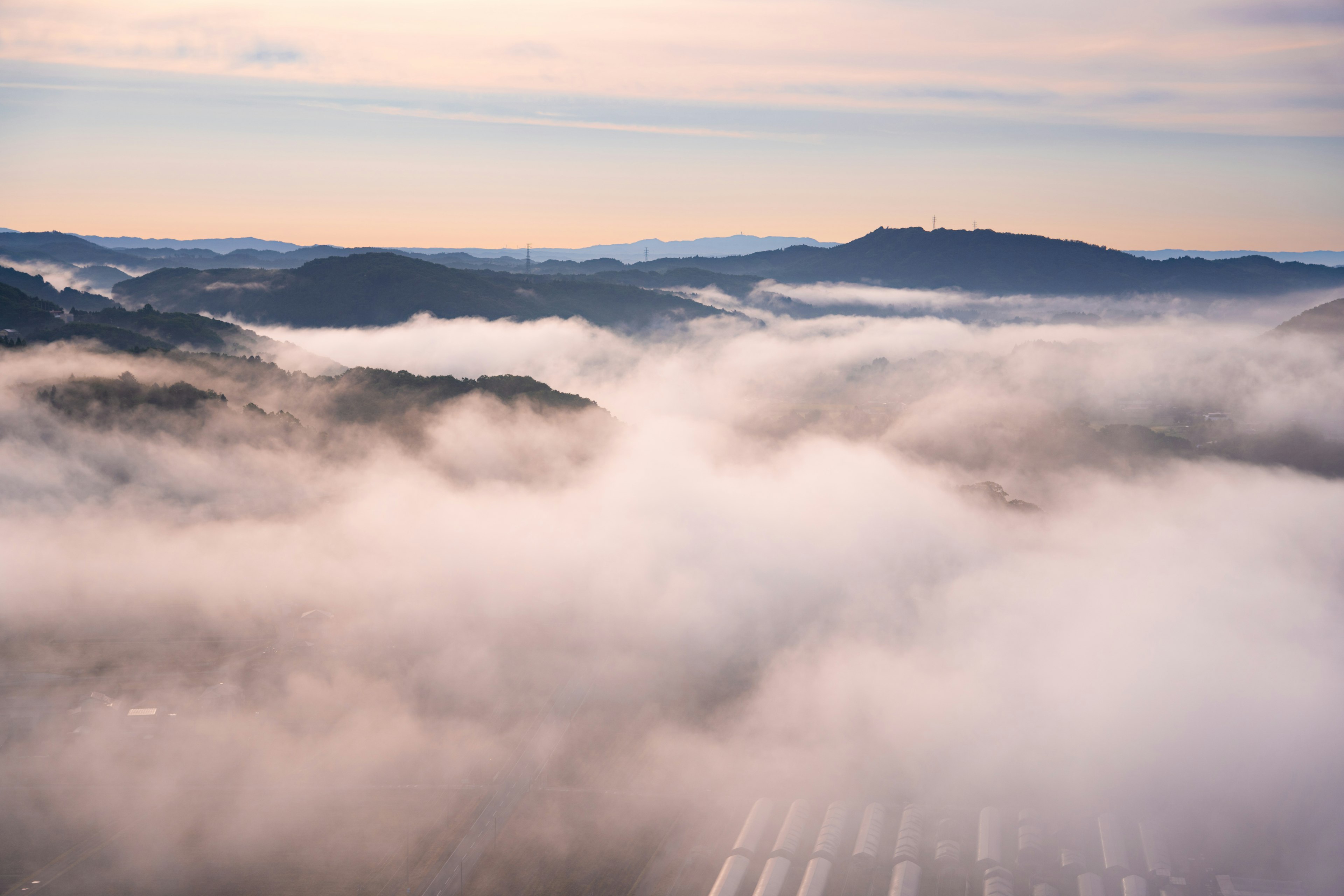 Paisaje de montañas cubiertas de niebla y cielo amplio