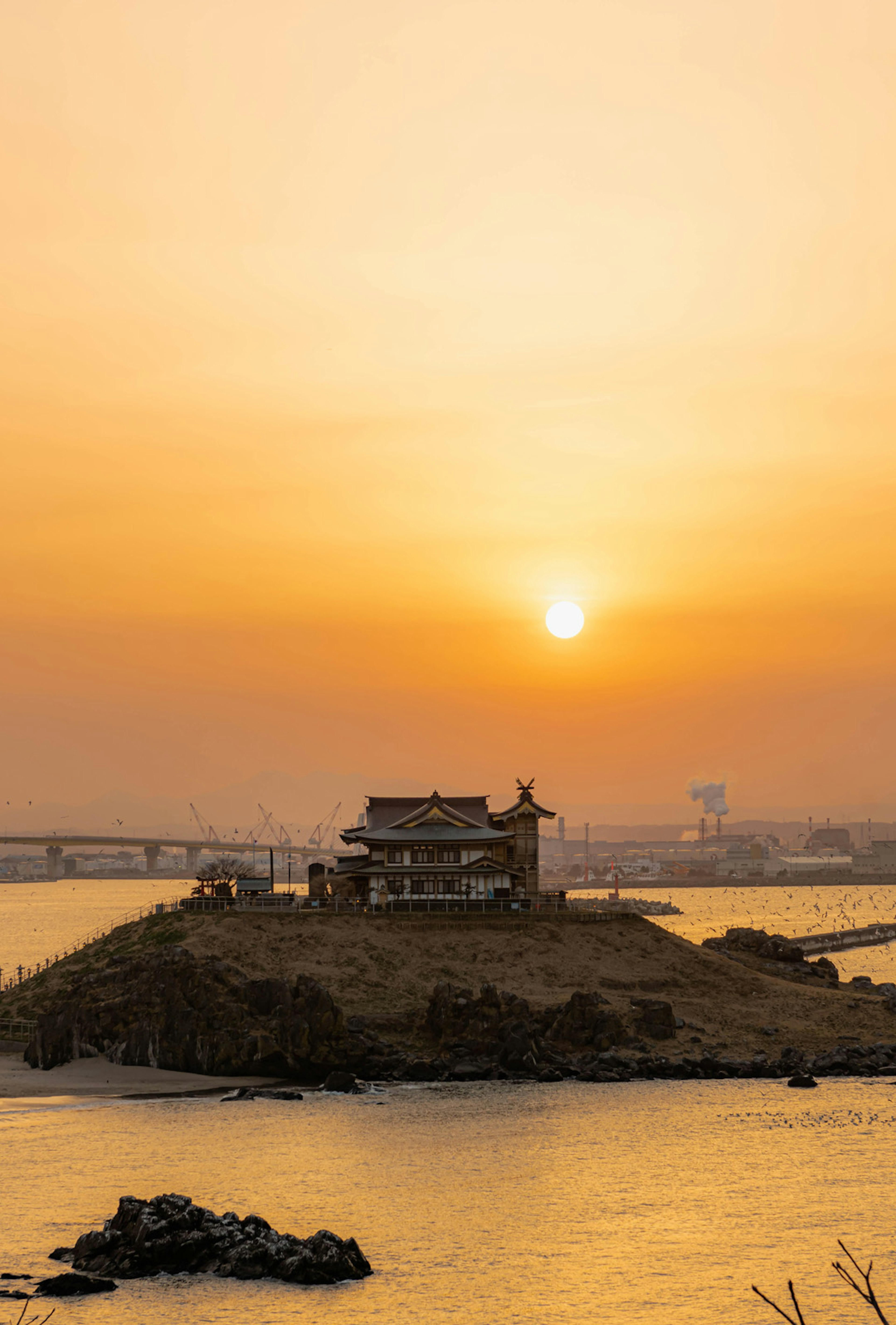 Vista escénica de un edificio en una pequeña isla durante el atardecer