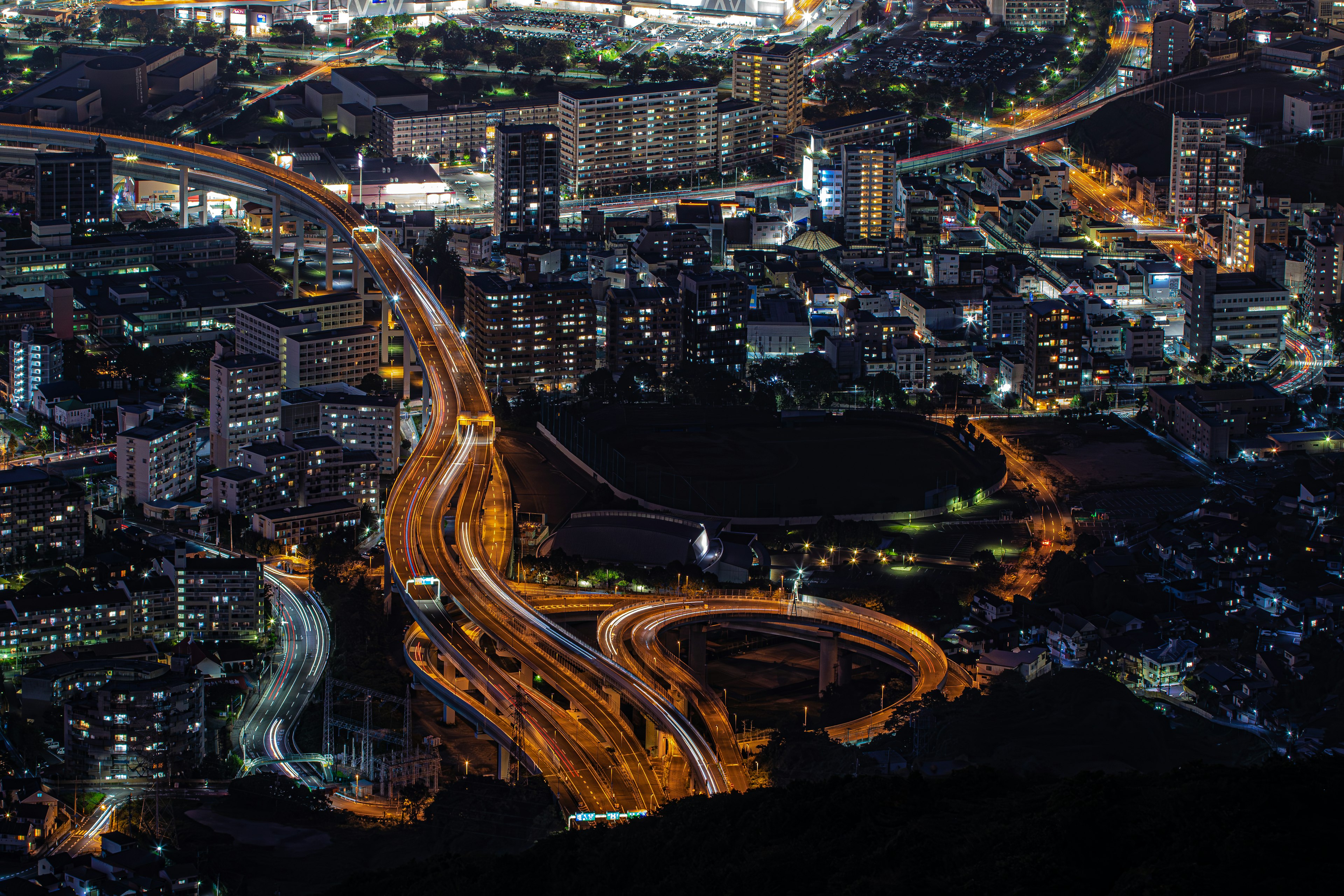 Vista notturna di una città con autostrade incrociate