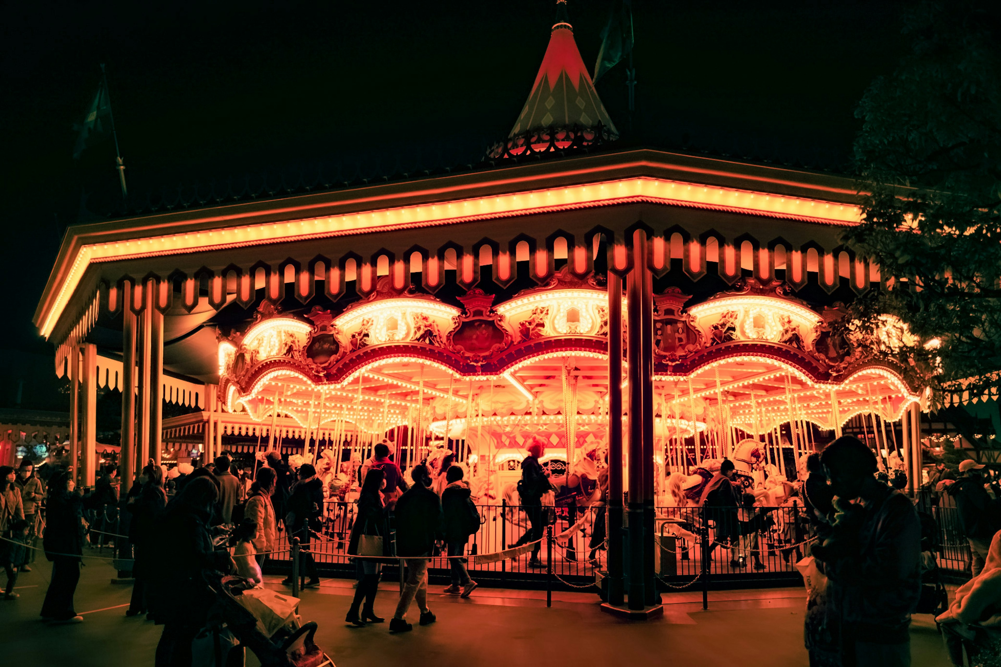 夜の遊園地のメリーゴーラウンドが美しく照らされている