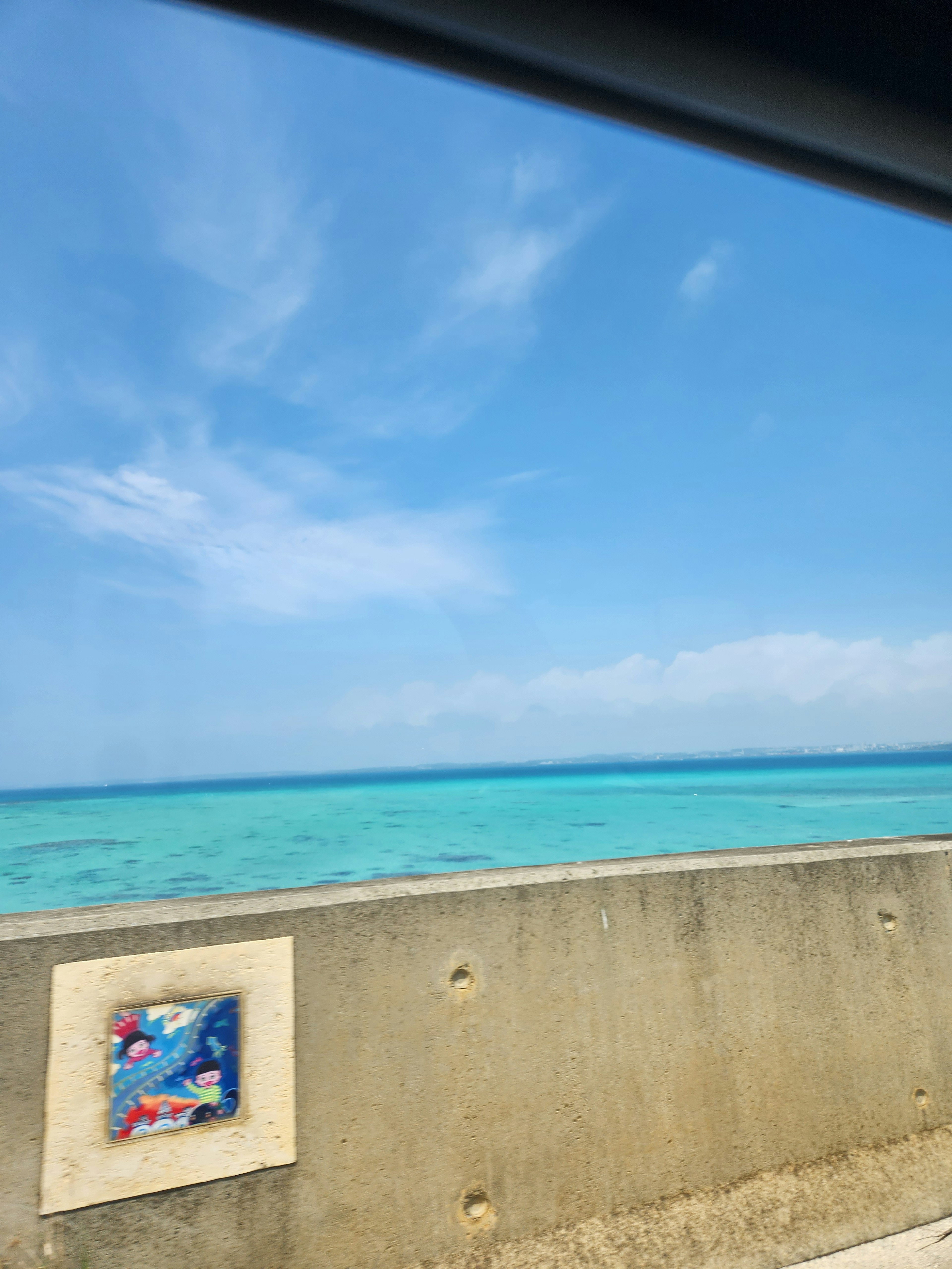 青い海と空の風景が広がる海岸沿いの道