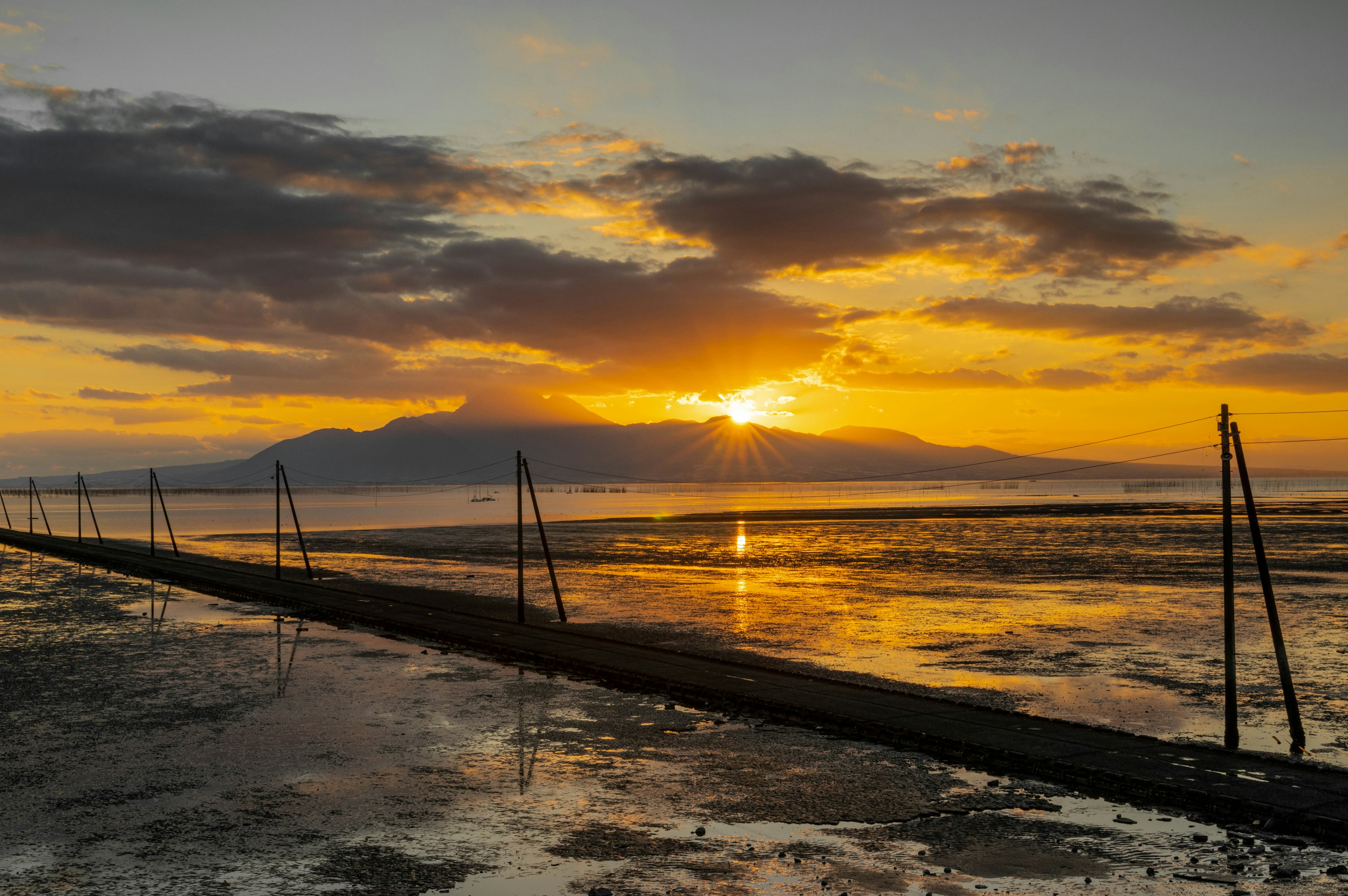 Malersicher Blick auf einen Weg über Wasser bei Sonnenuntergang