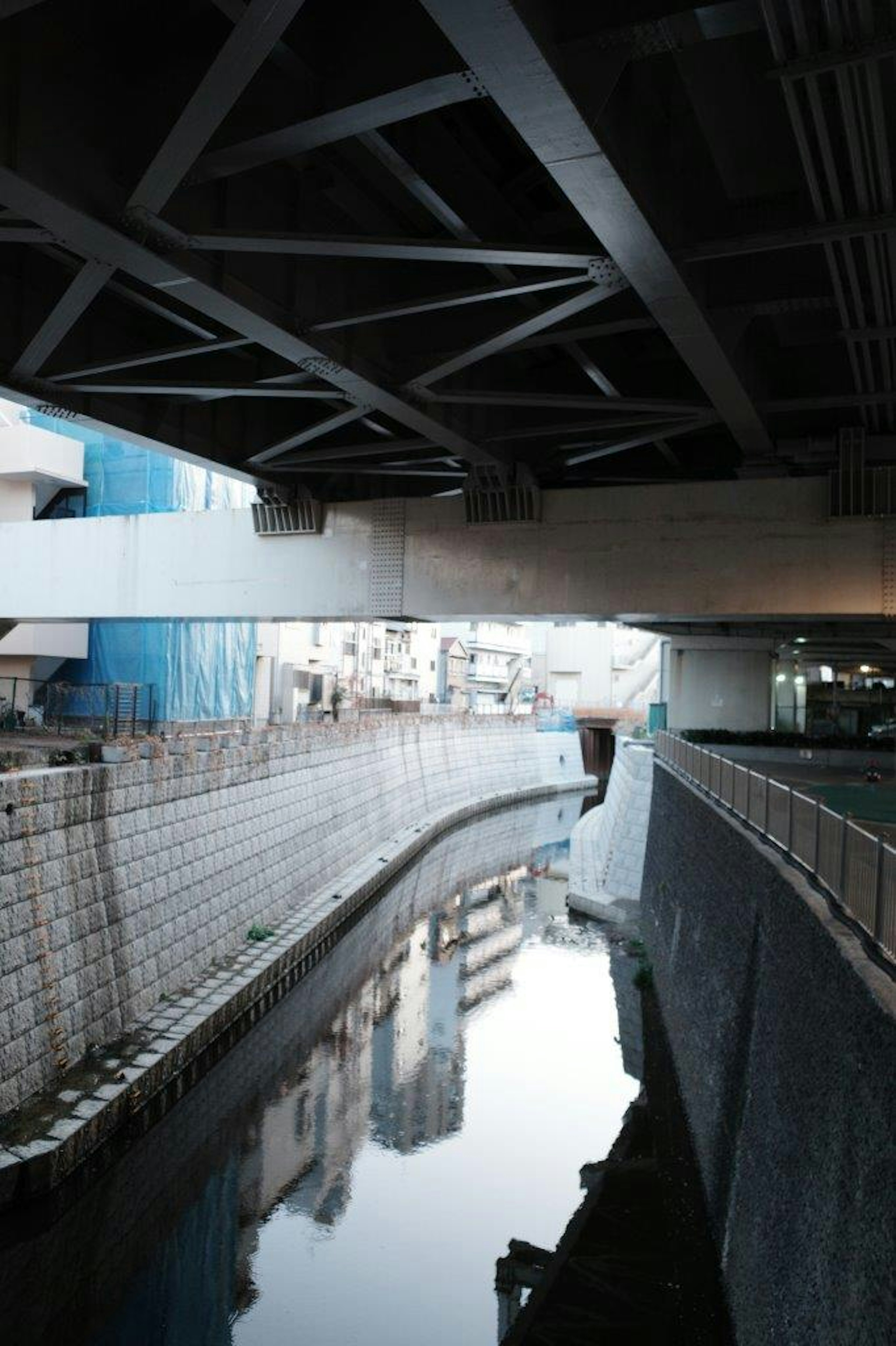 橋の下にある静かな水路の風景