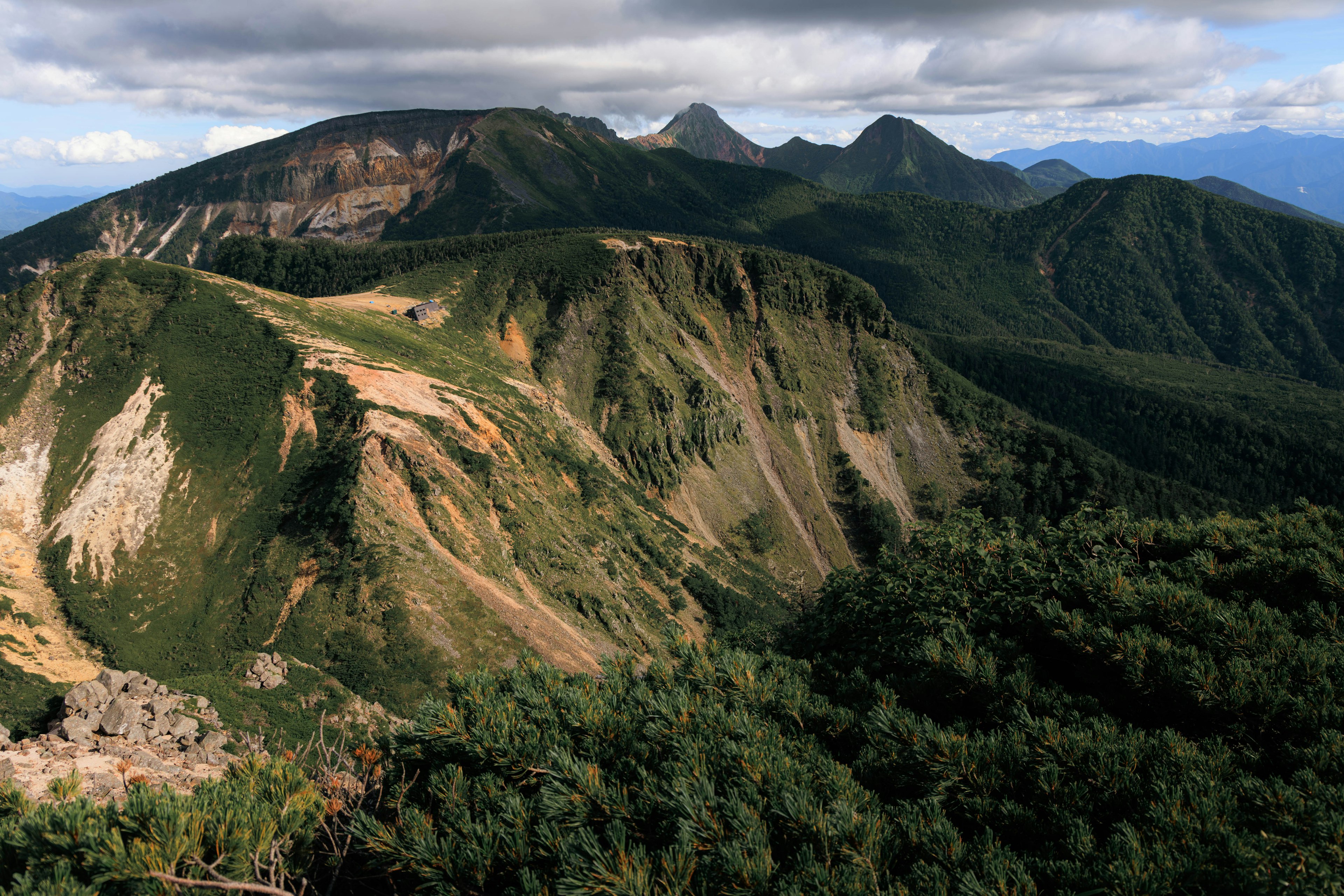 美しい山々と緑の丘の風景