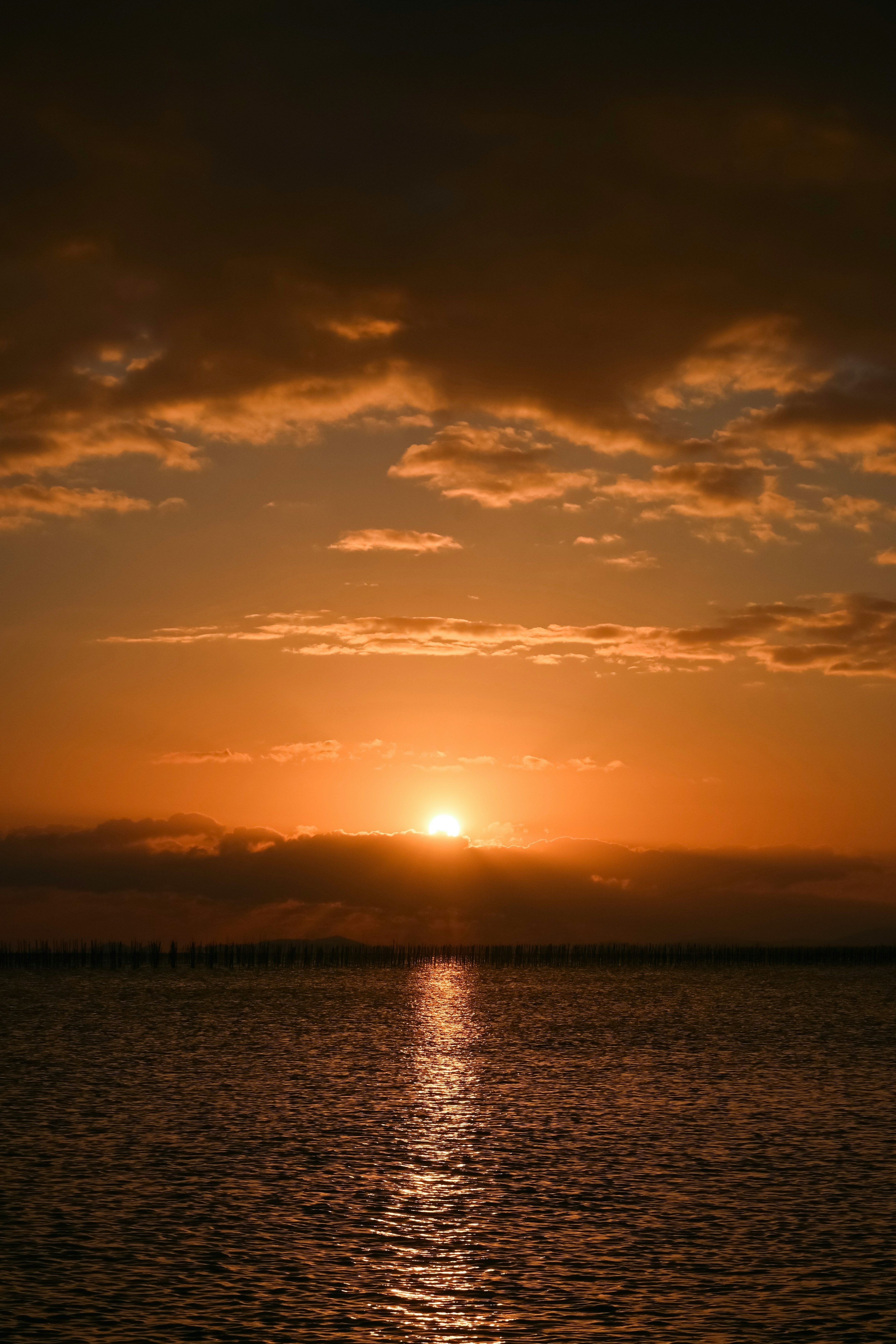 夕日の美しい景色が水面に映る