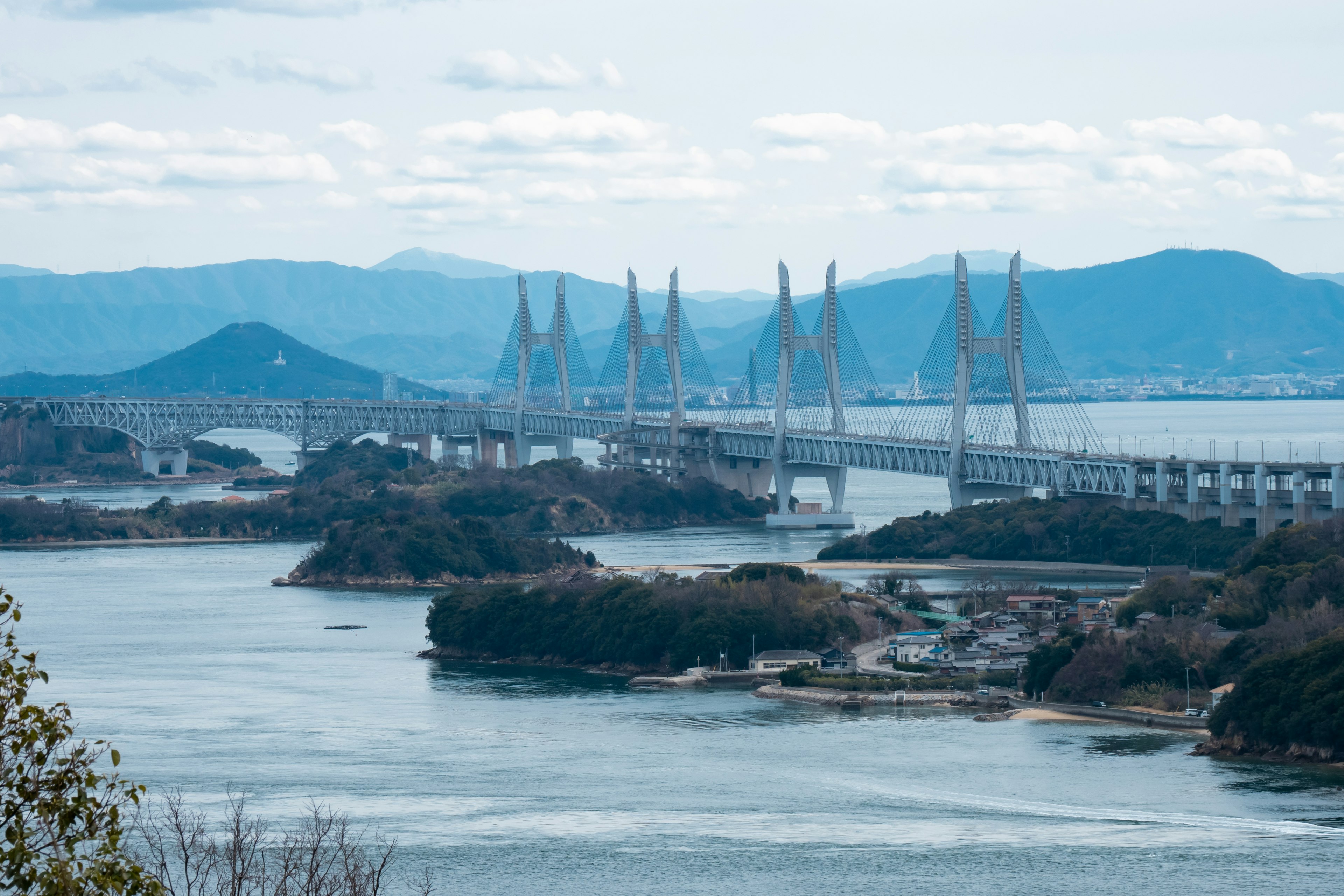 Panoramablick auf eine Brücke über Wasser mit Bergen im Hintergrund