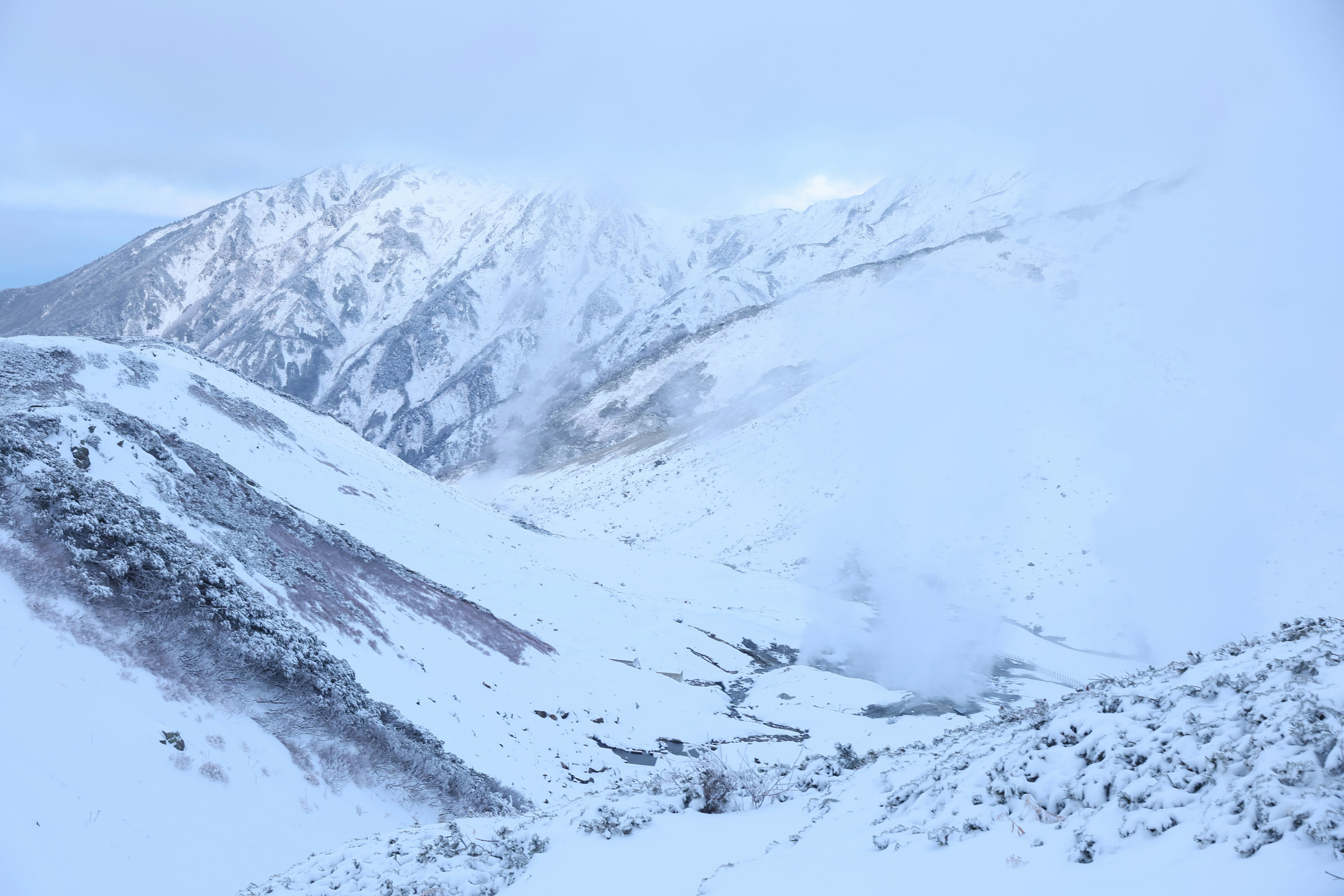 雪に覆われた山脈と谷の風景