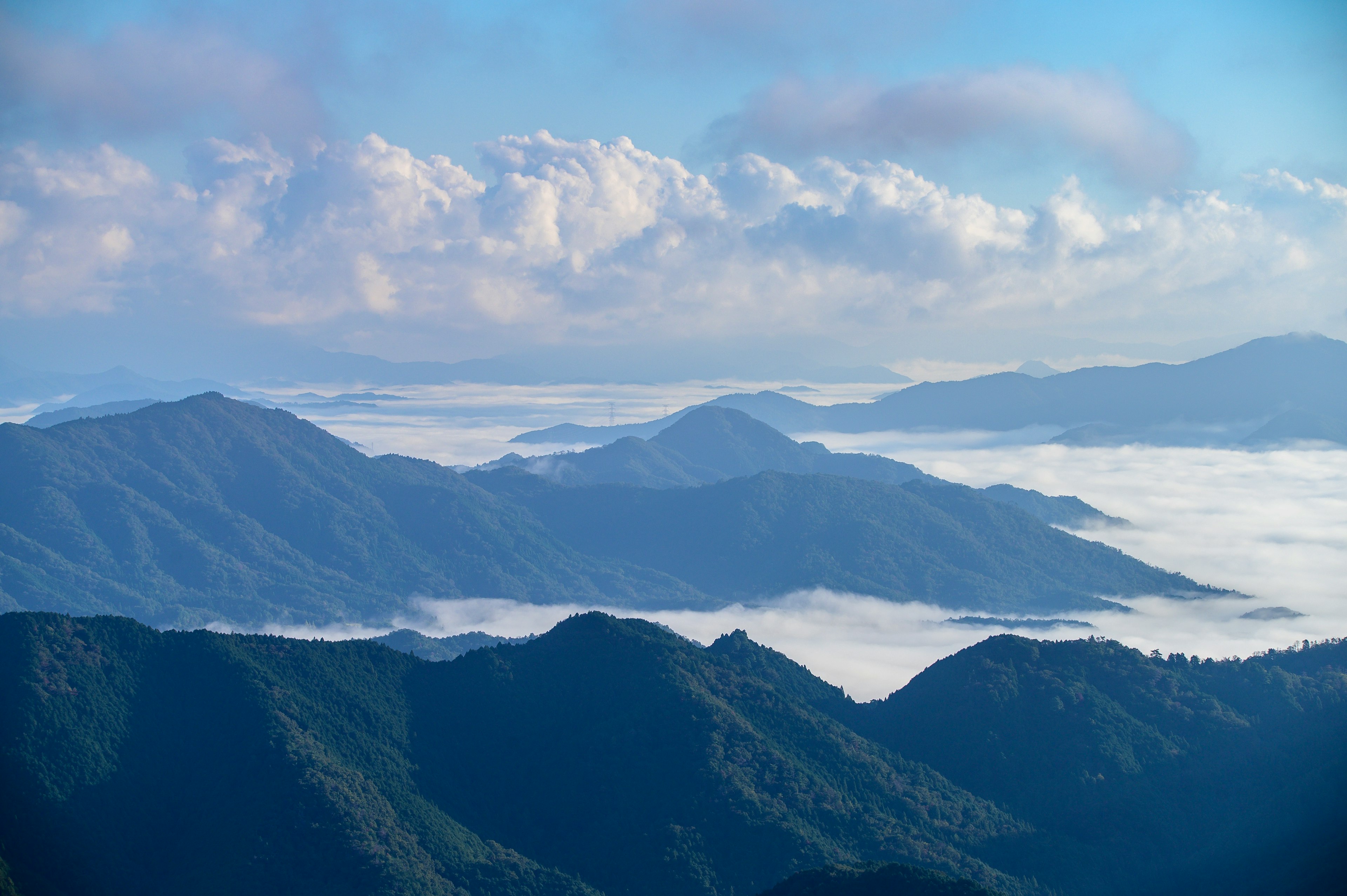 青空と雲に囲まれた山々の美しい風景