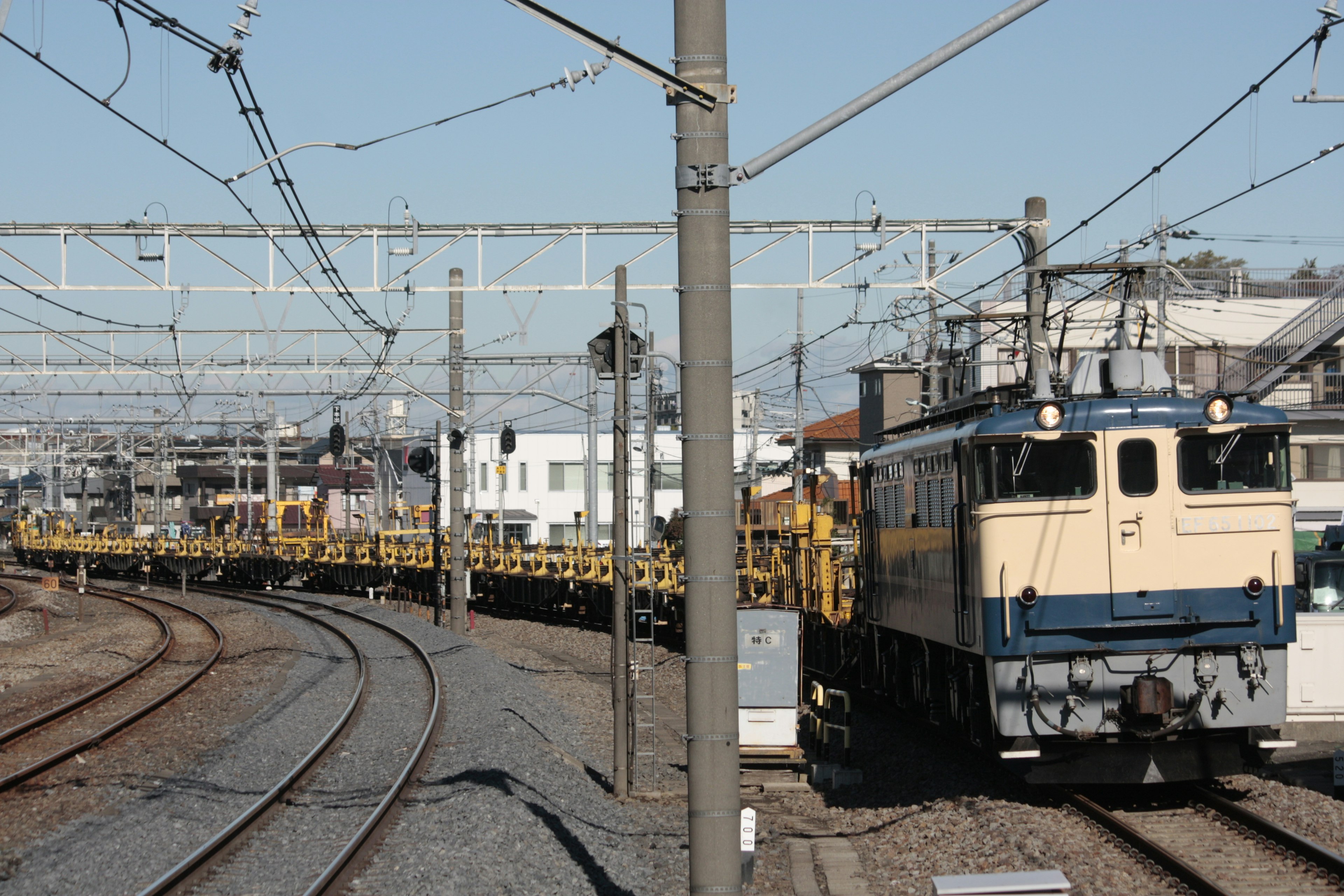 Blaue und gelbe Elektrolokomotive auf gebogenen Gleisen