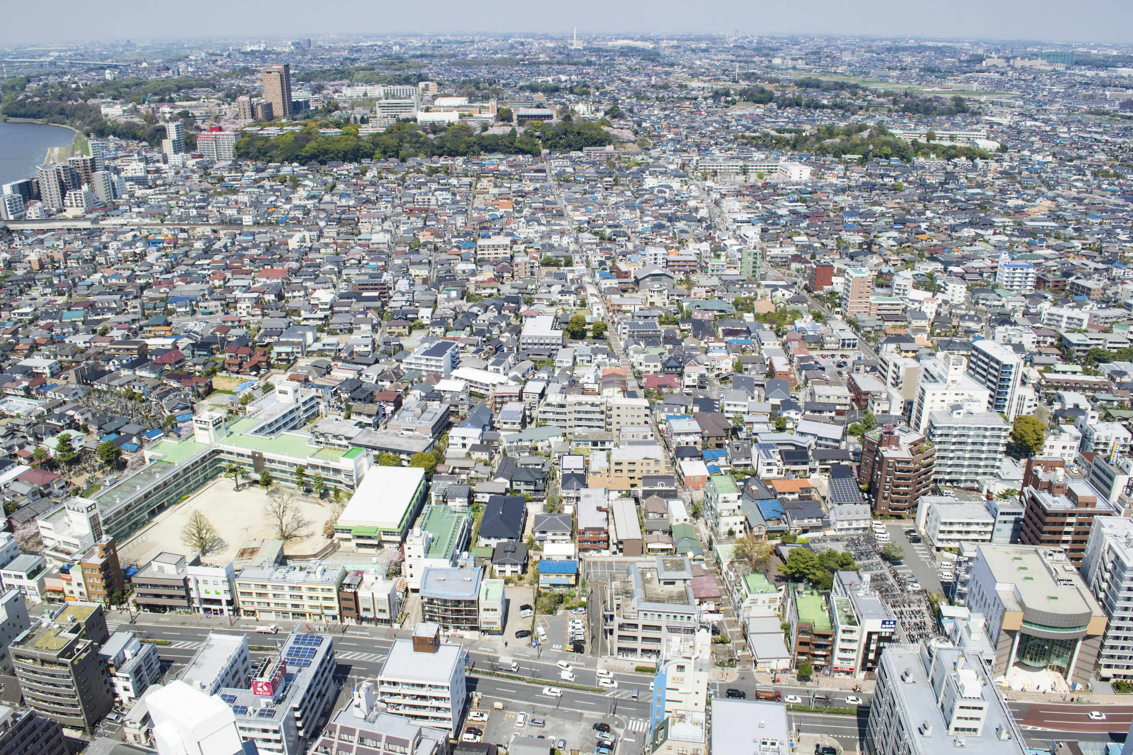 城市密集建筑的广阔空中视图