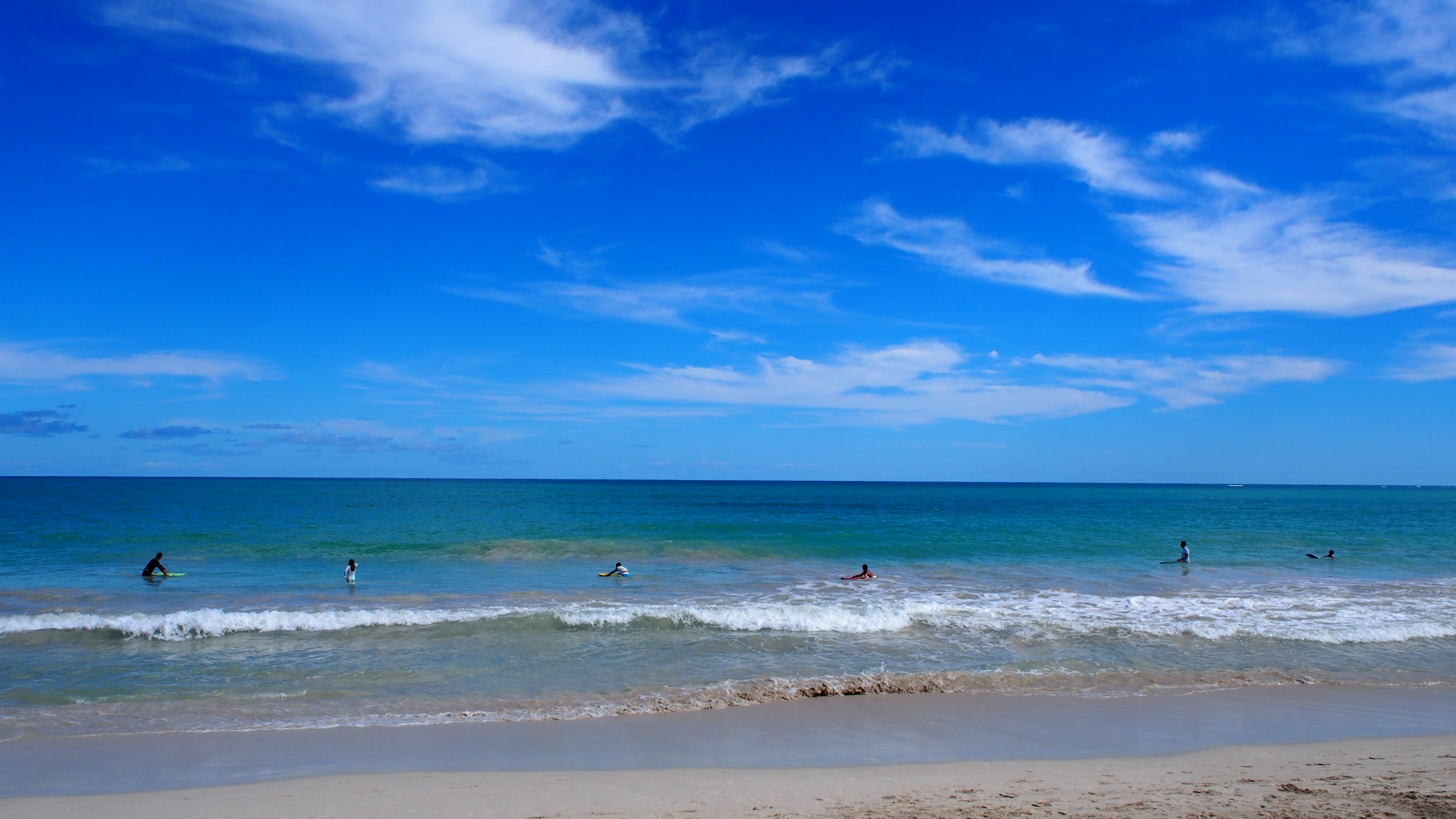 Pemandangan pantai dengan lautan dan langit biru