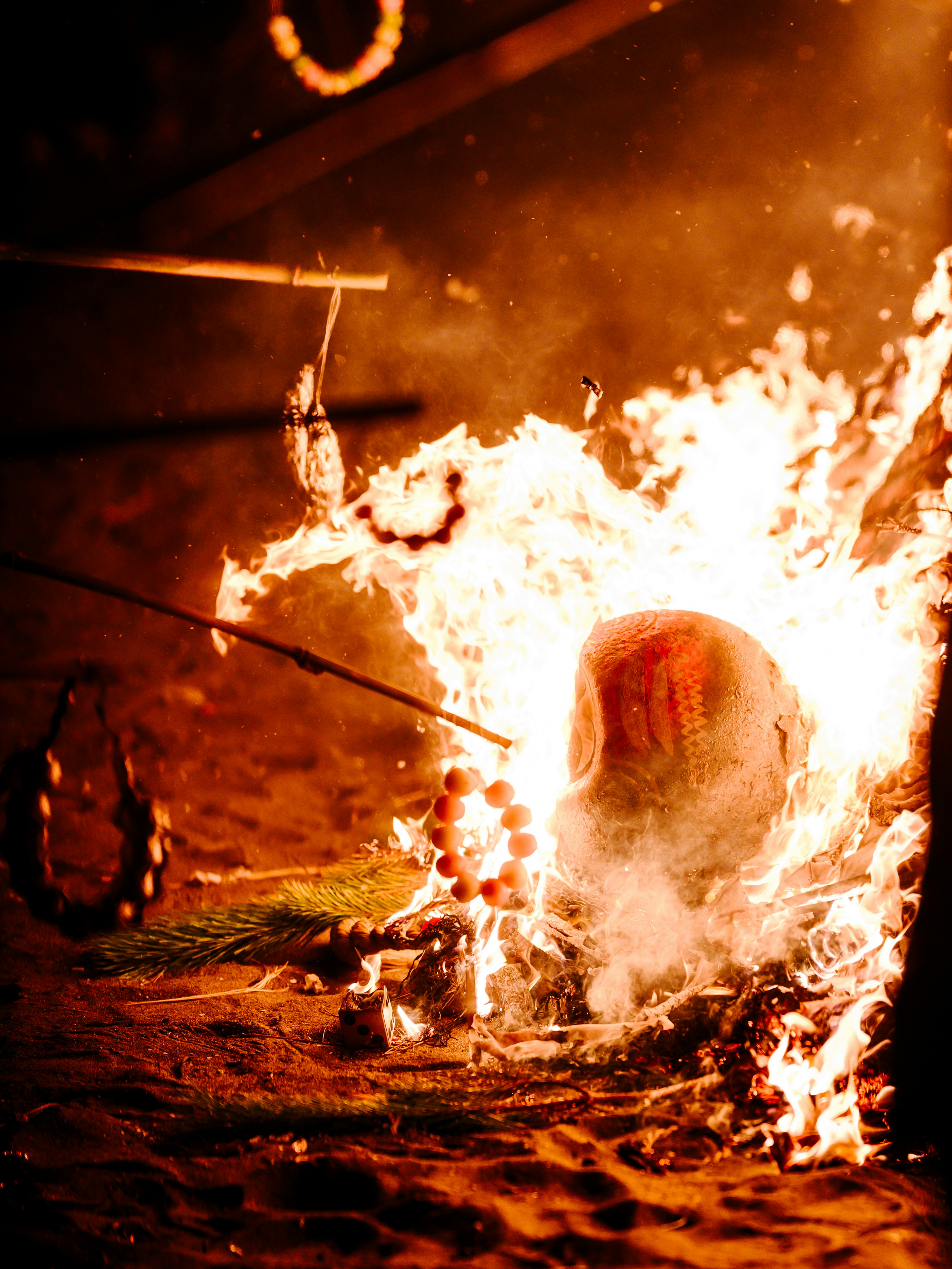 Un grande oggetto avvolto dalle fiamme con scintille e braci circostanti