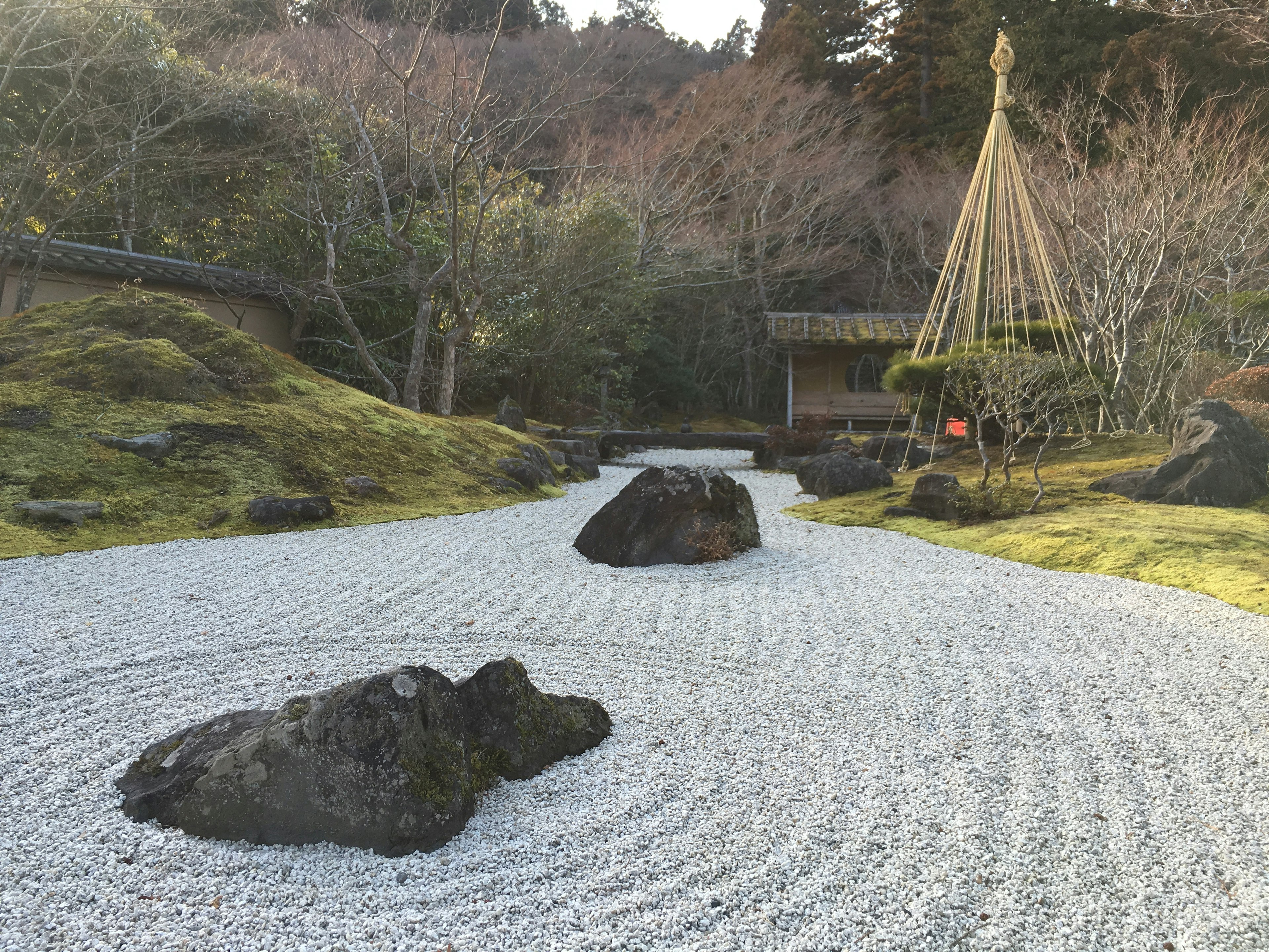 Schöne japanische Gartenansicht mit Steinen und Mustern aus weißem Kies