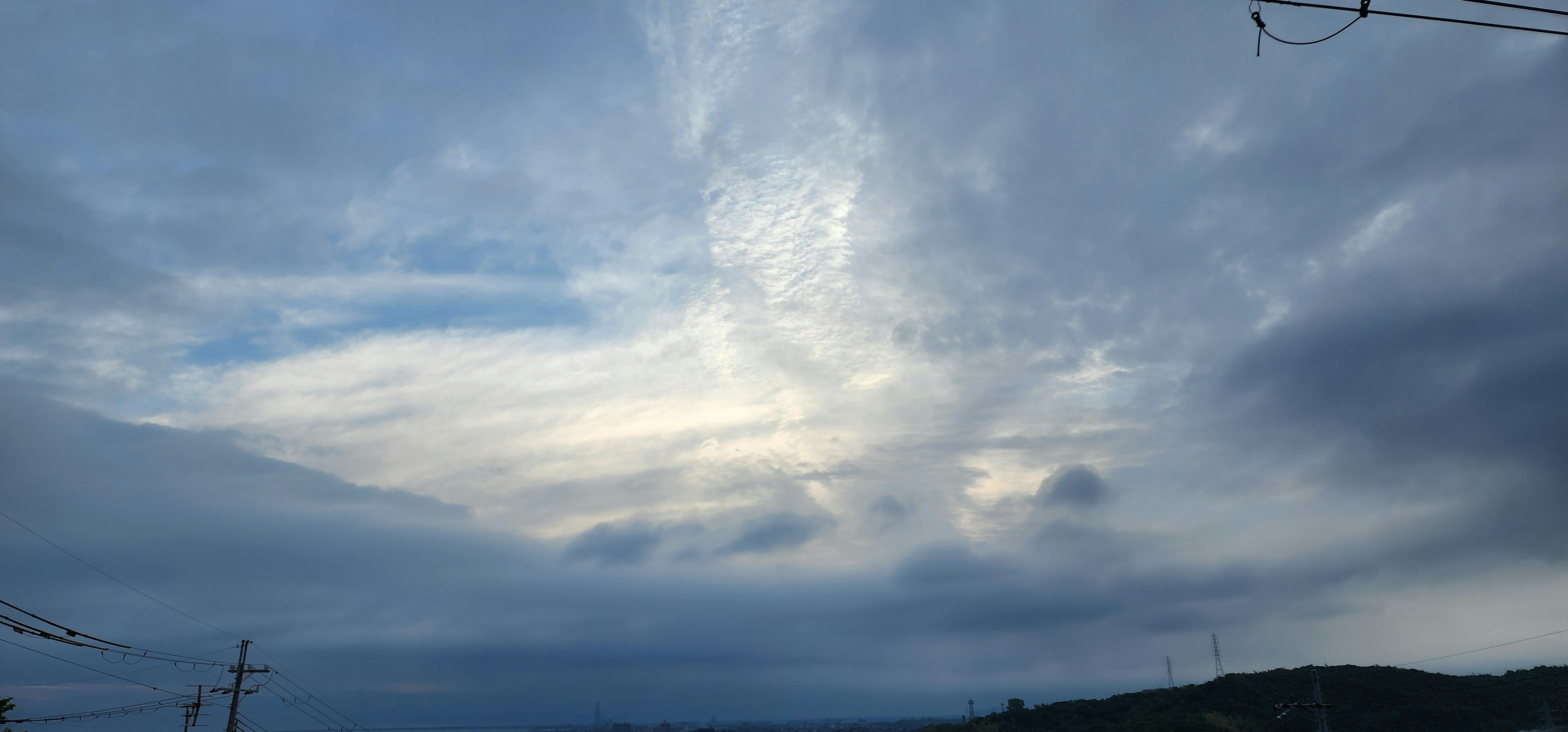 Un motivo di nuvole contro un cielo blu con un contrasto luminoso