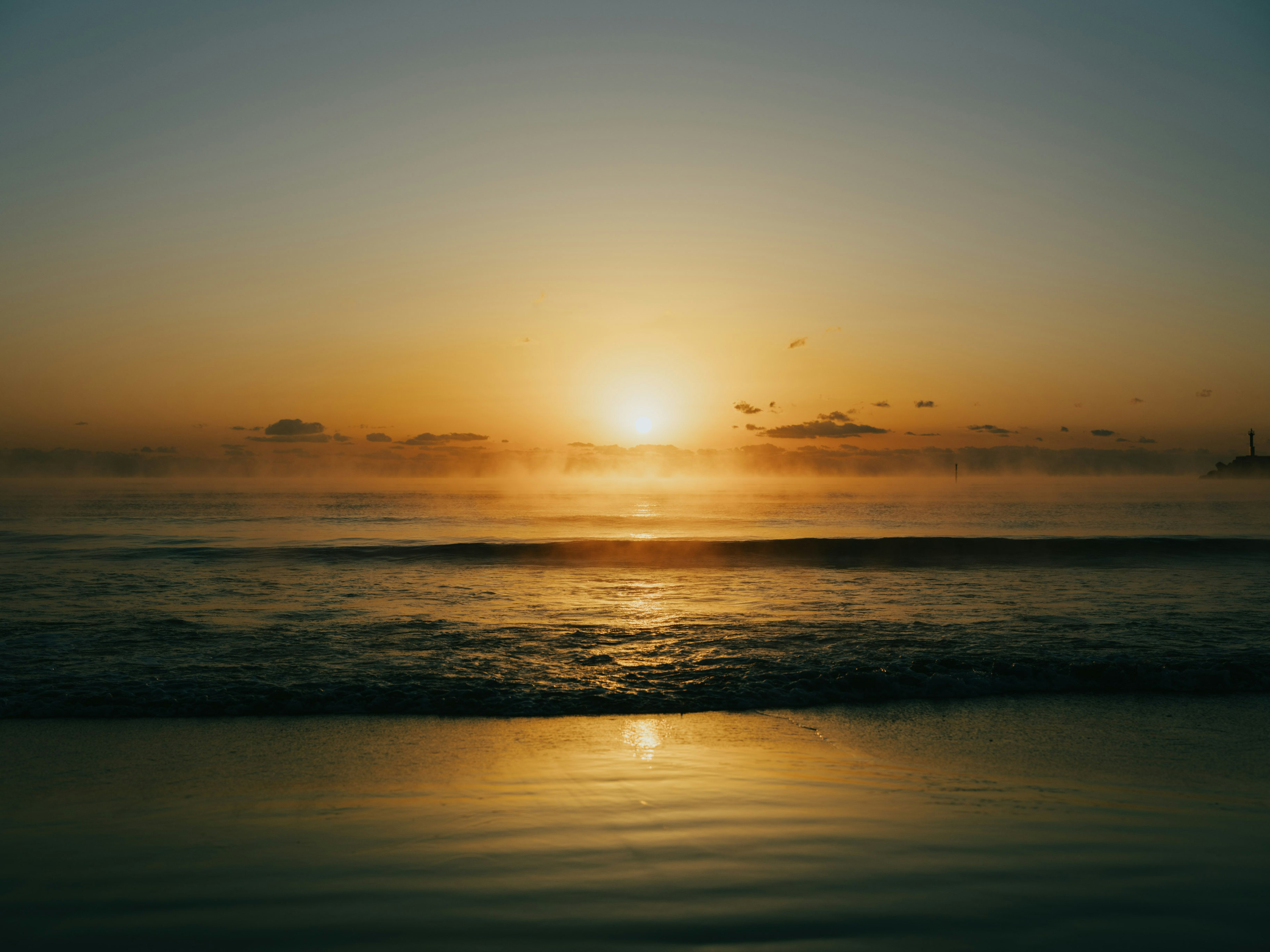 Bellissimo sorgere del sole all'orizzonte dell'oceano