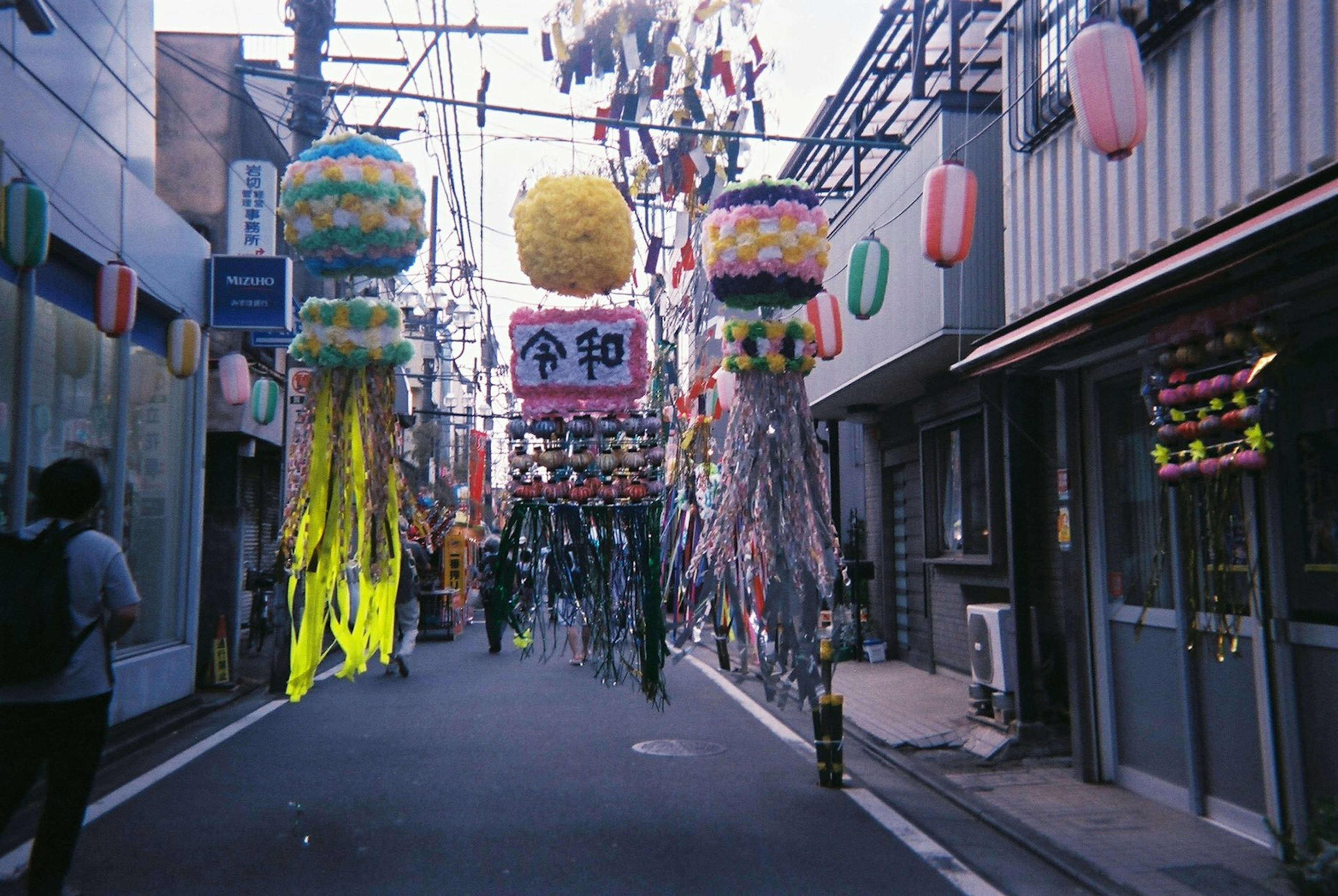 色とりどりの飾りが吊るされた通りの風景