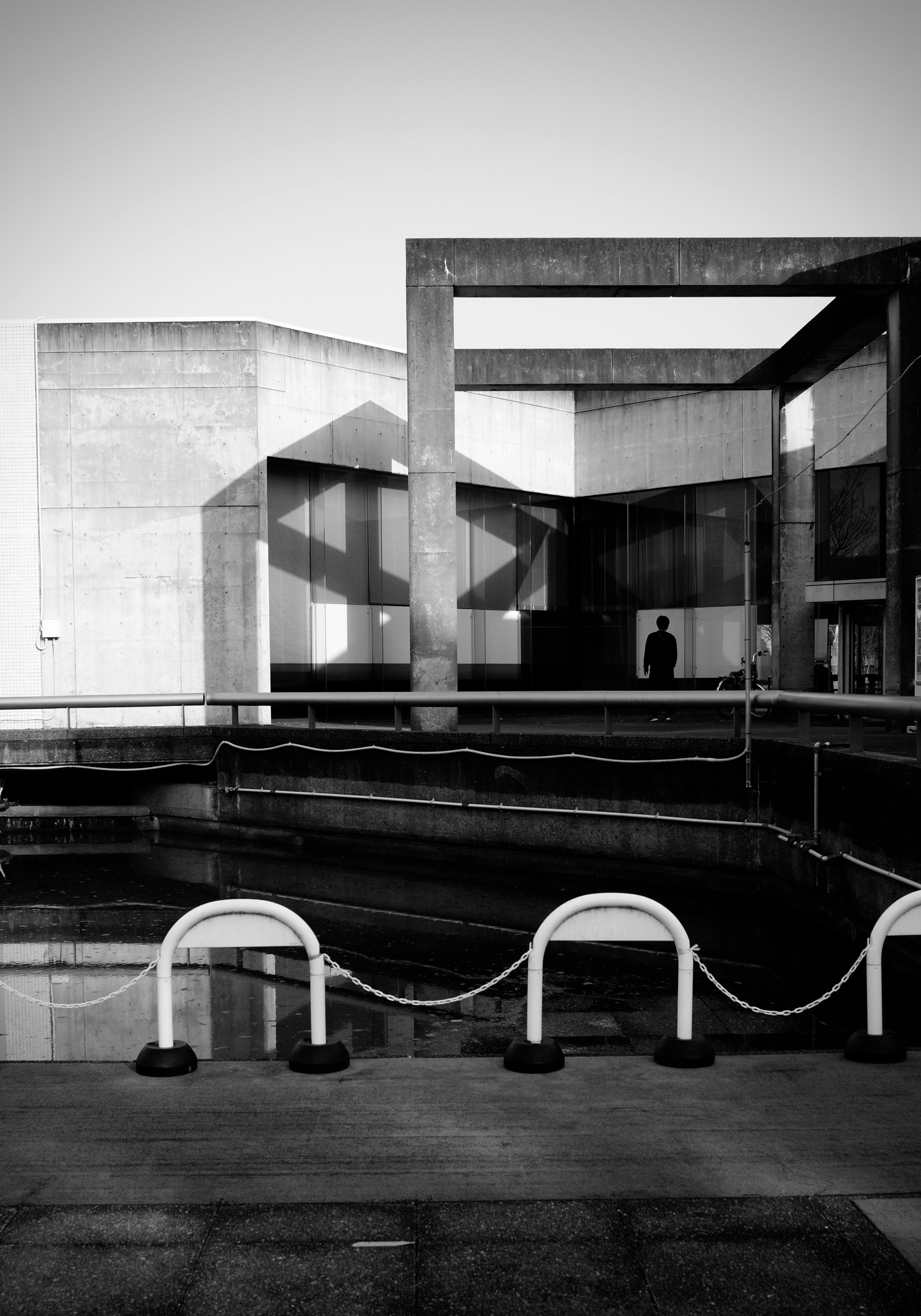 Modern architecture with intersecting shadows in black and white