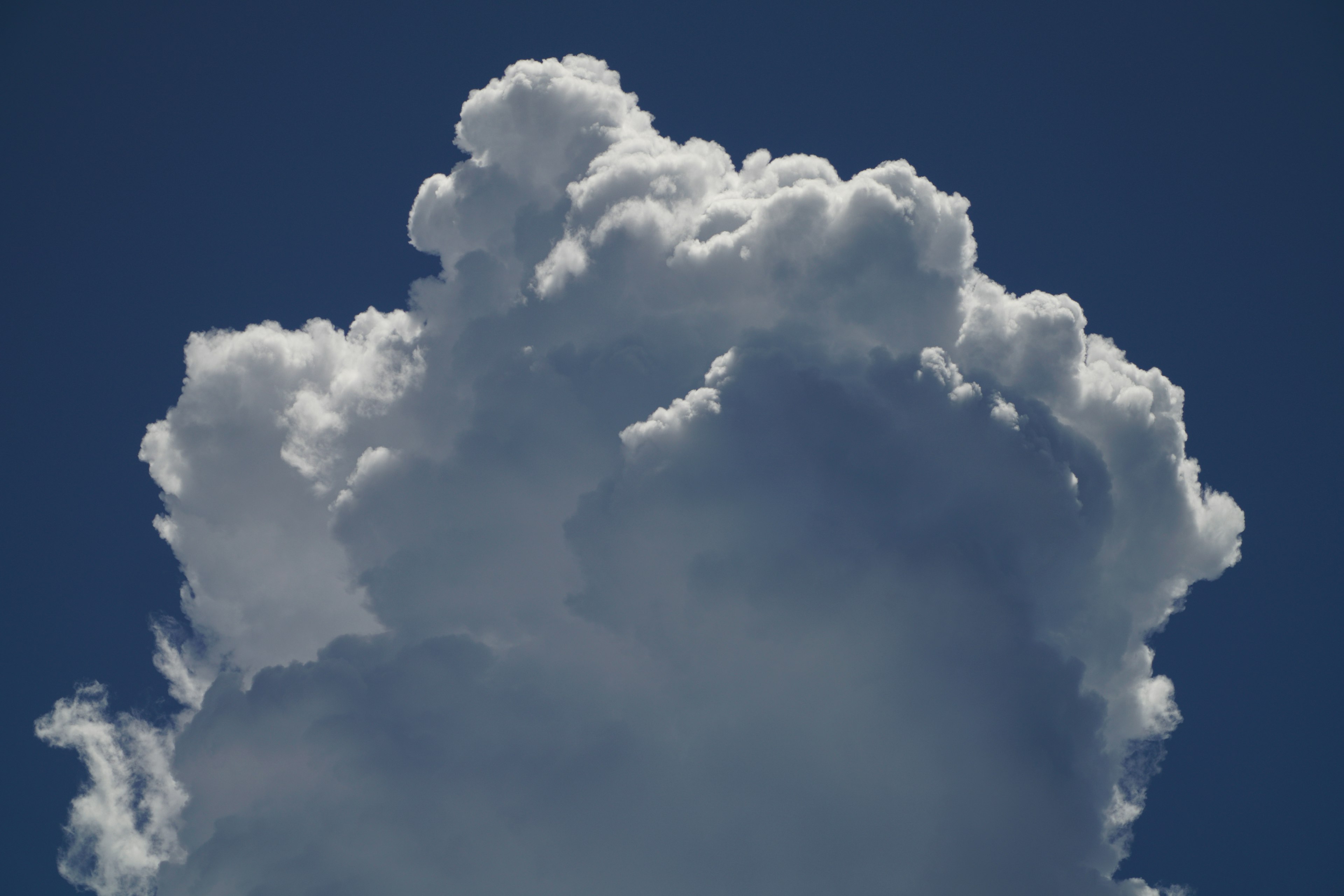 Bentuk awan putih besar di langit biru