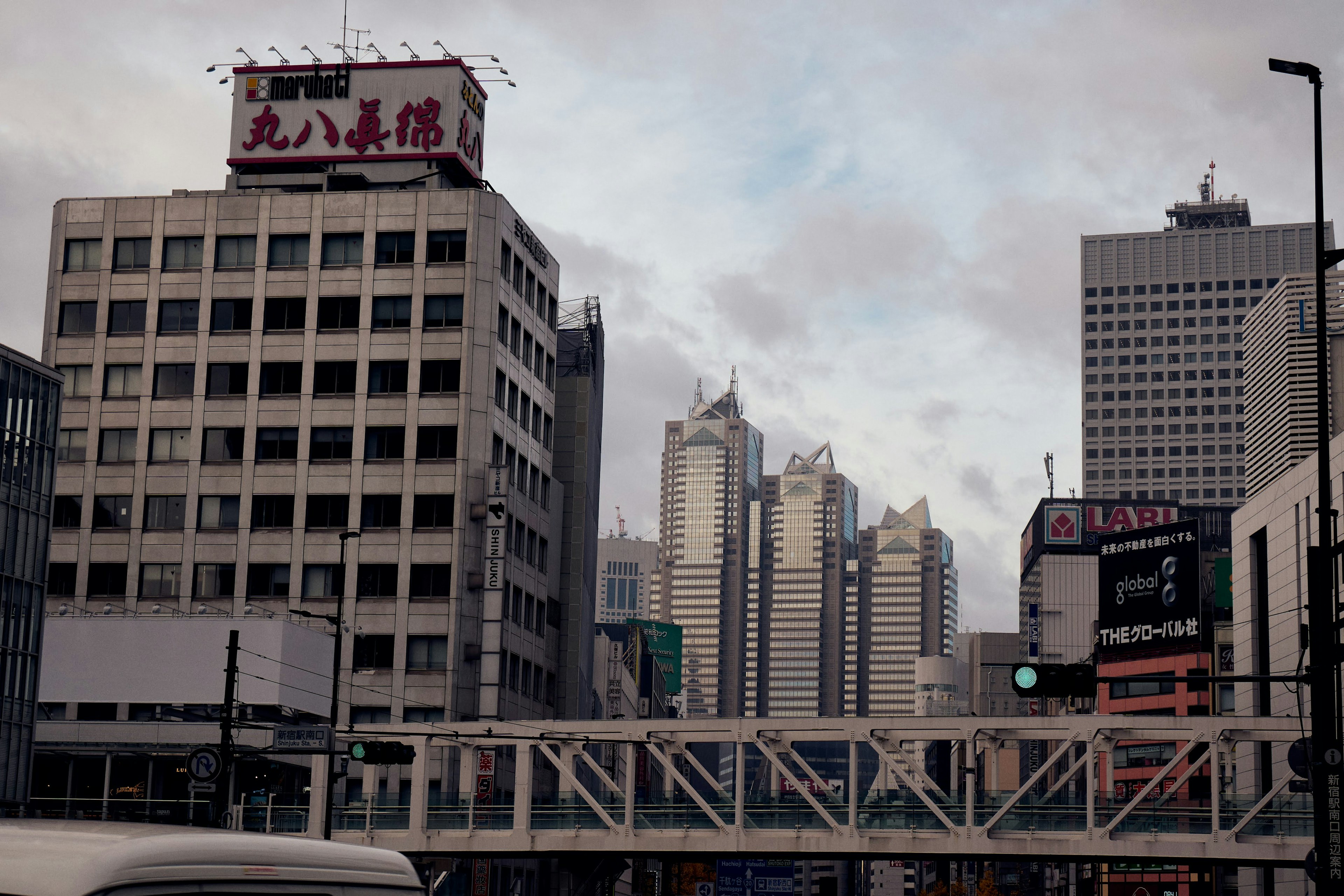 Paysage urbain avec des gratte-ciels et une architecture plus ancienne