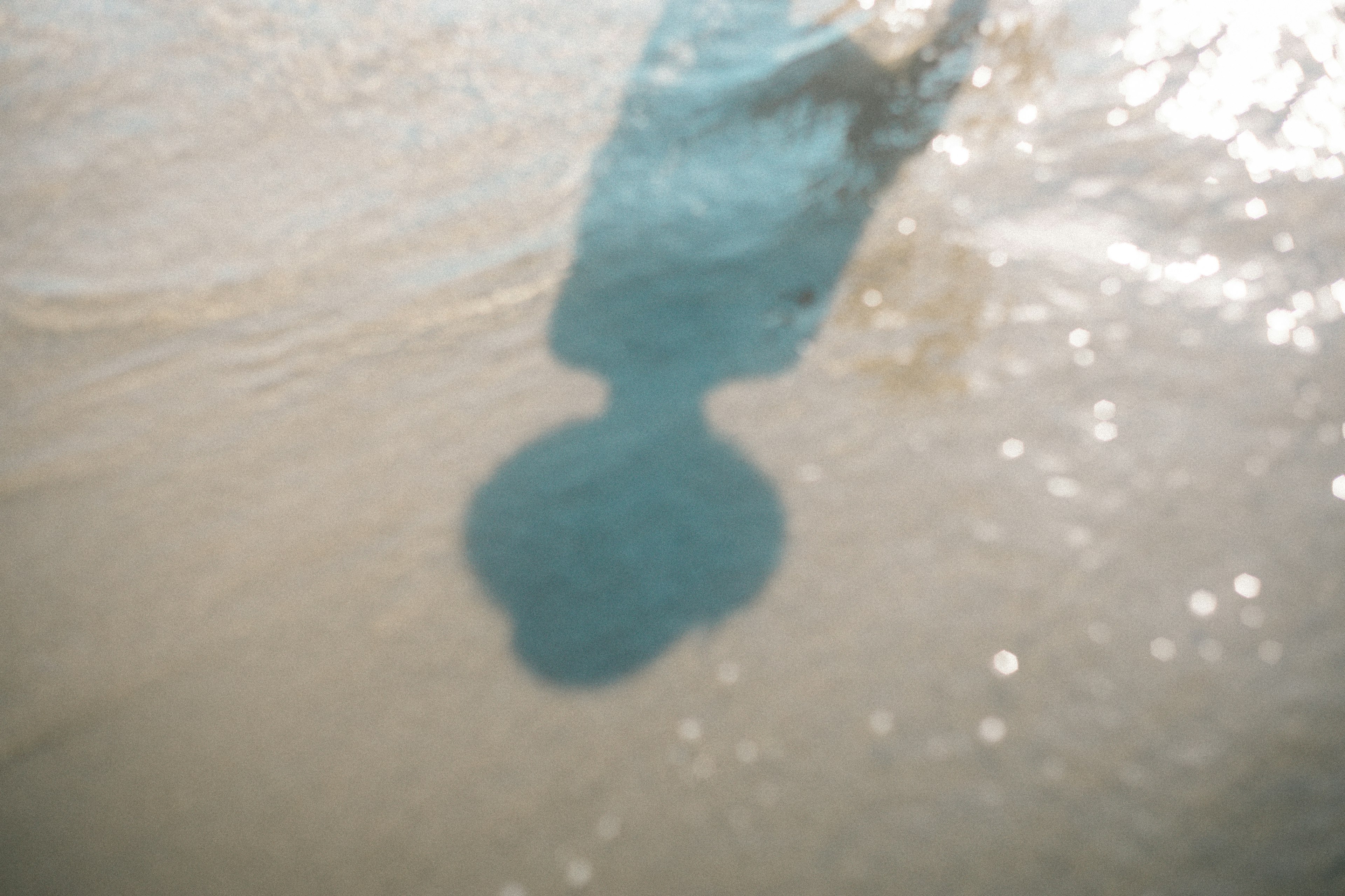 Silhouette réfléchie sur la surface de l'eau avec un flou lumineux