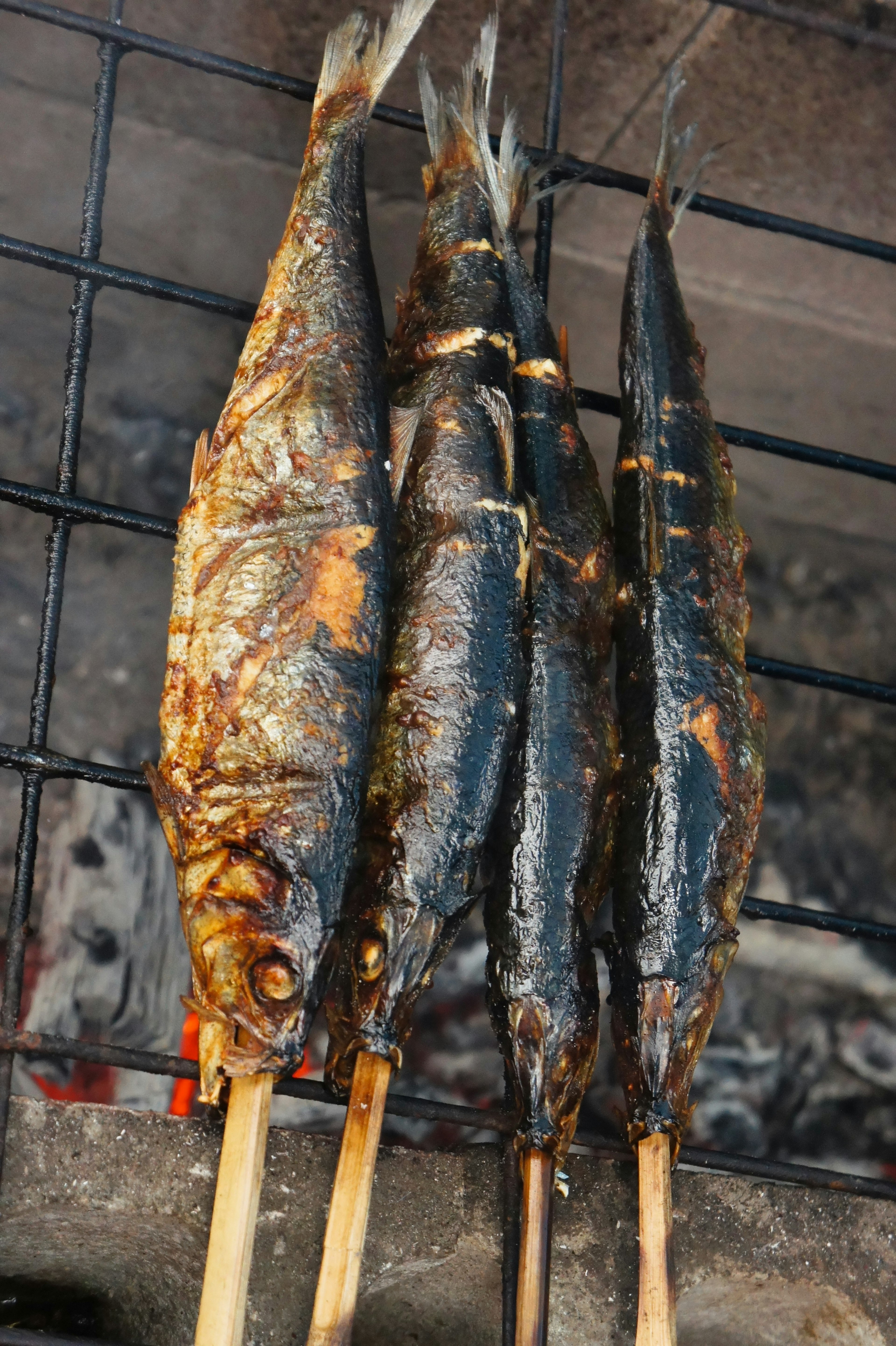 Spiedini di pesce alla griglia su carbone