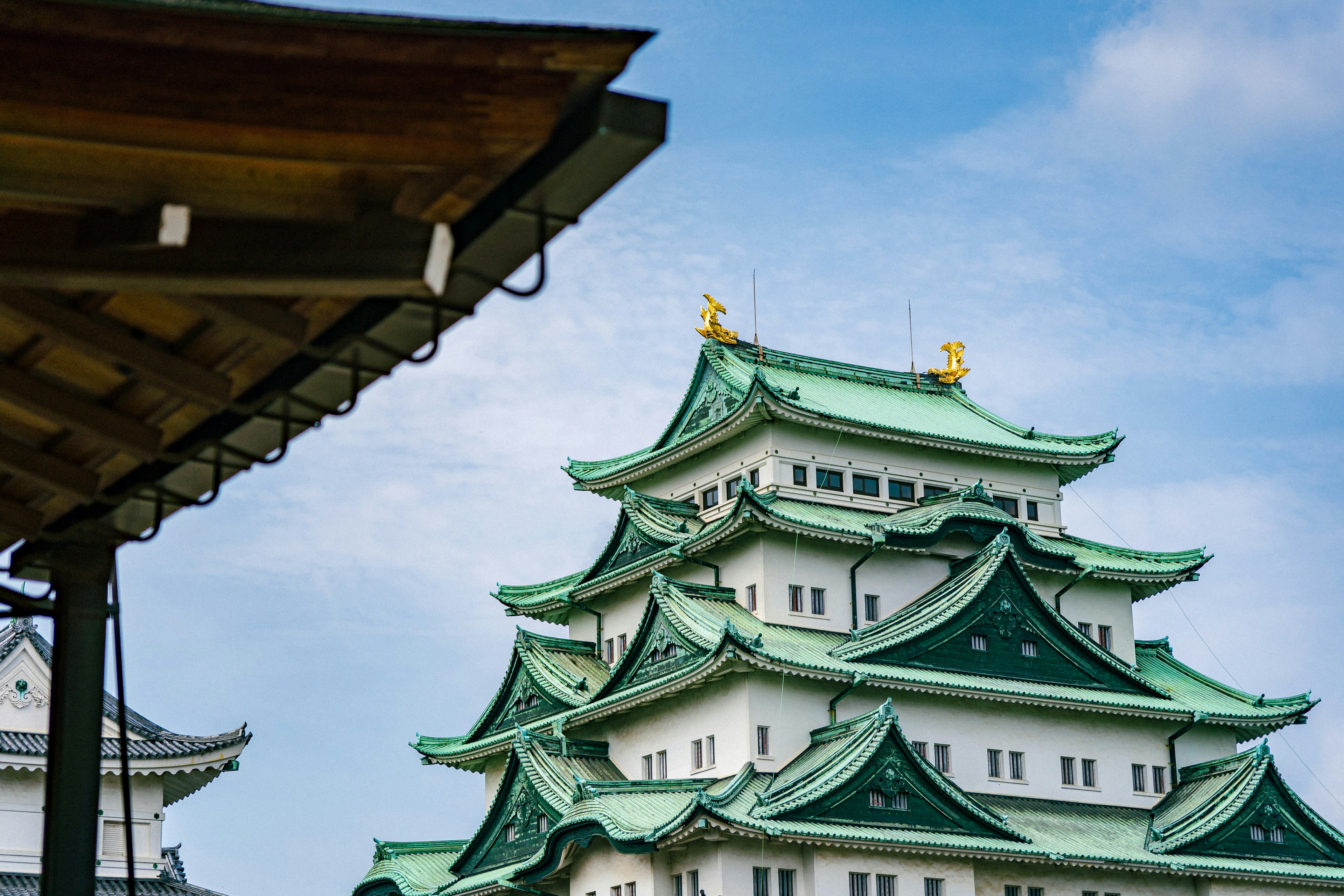 名古屋城の緑色の屋根と青空のコントラスト