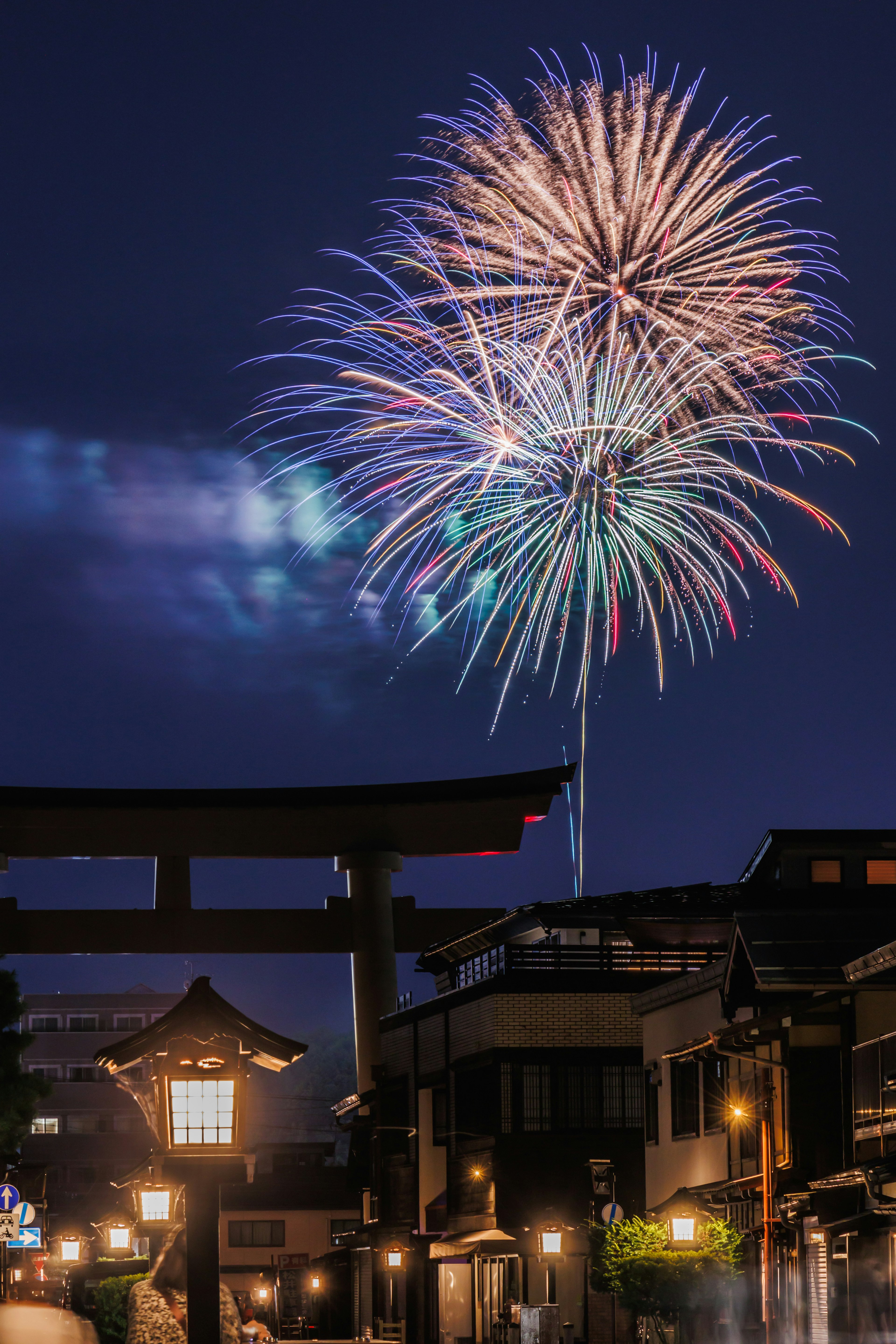 Espectáculo de fuegos artificiales sobre edificios tradicionales de noche