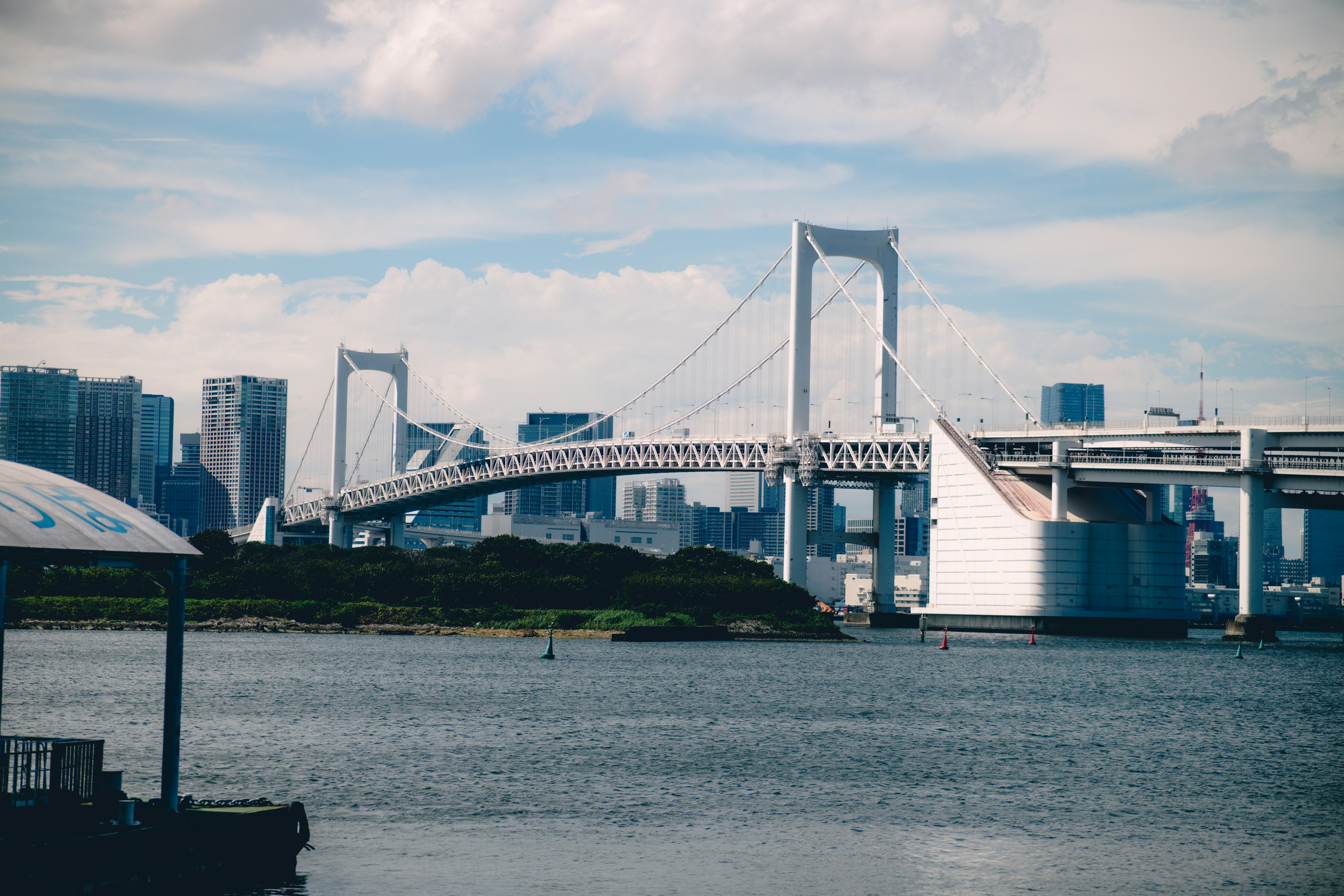 Vue pittoresque du pont Rainbow traversant la baie de Tokyo