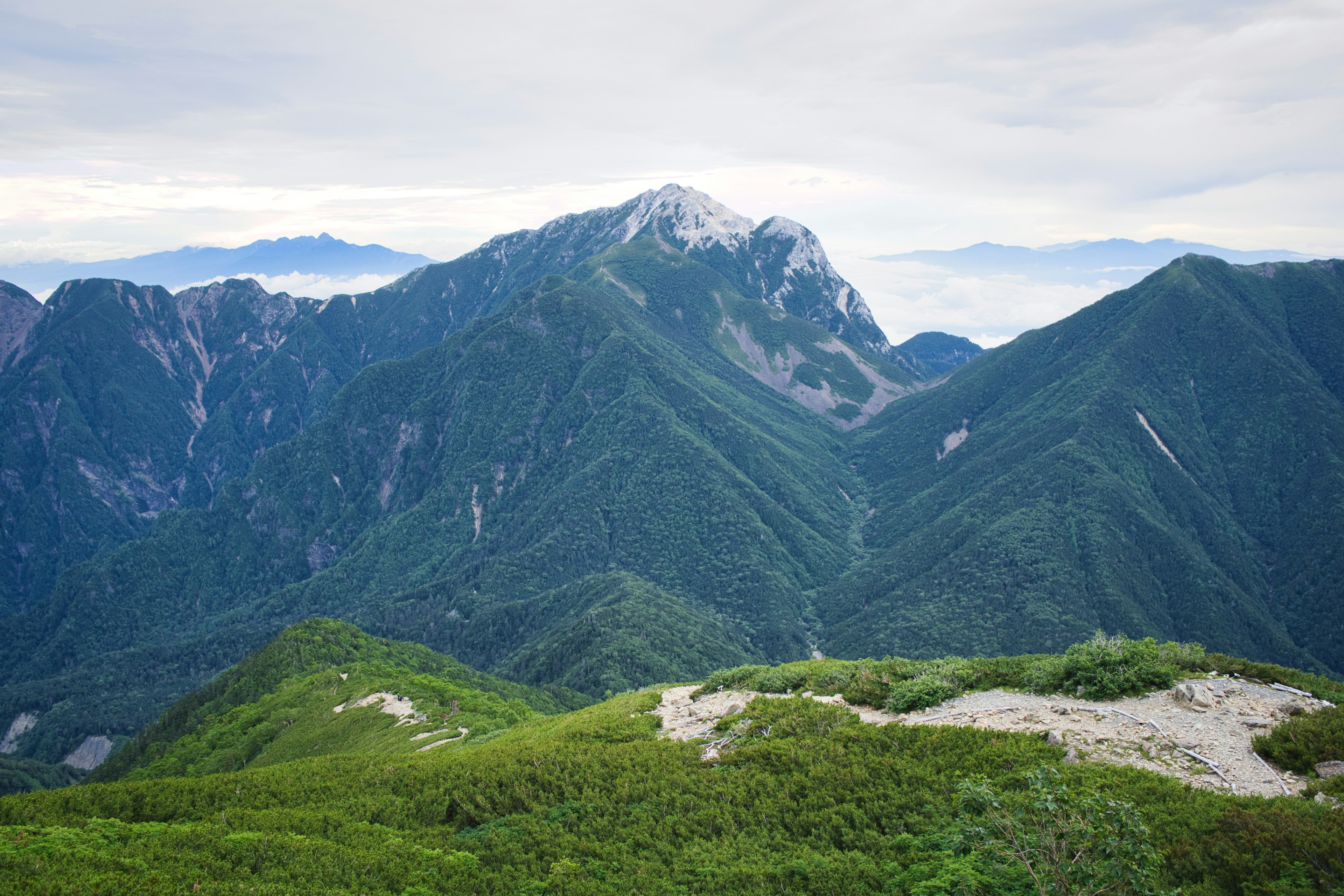 Montagnes verdoyantes avec un ciel nuageux