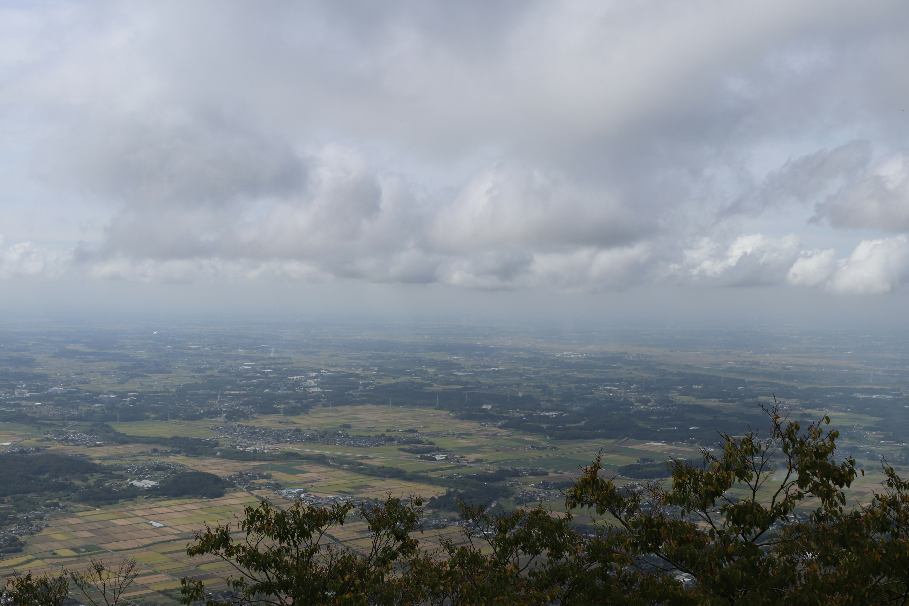 山の頂上からの広大な風景と曇り空