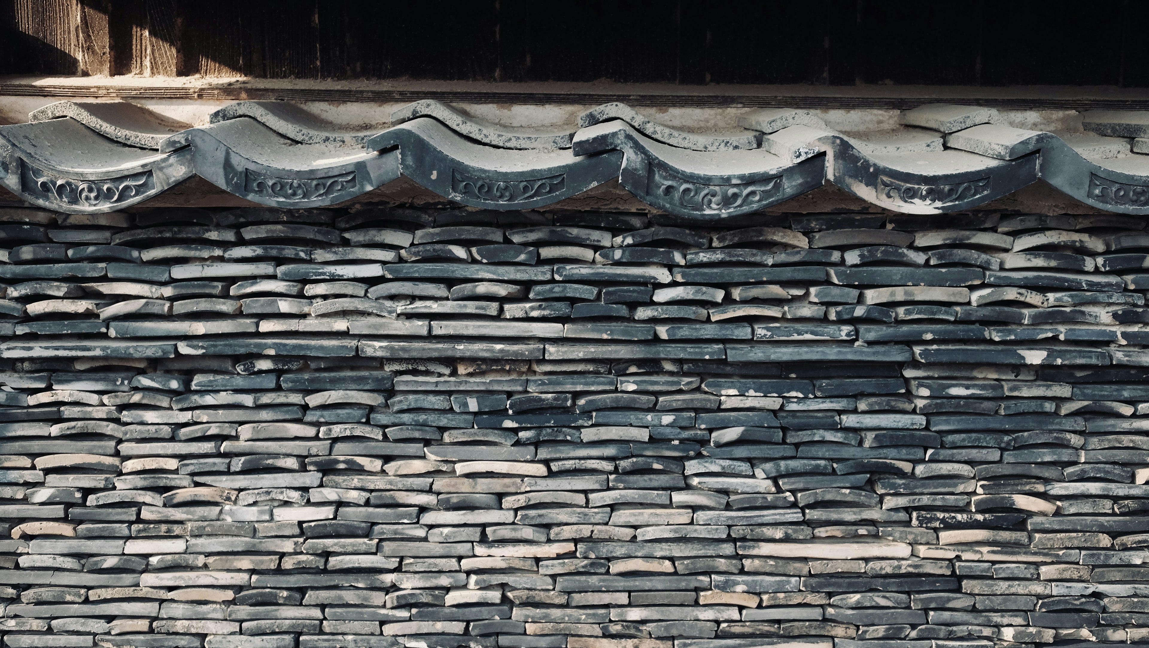 Estructura de pared de piedra tradicional bajo un techo